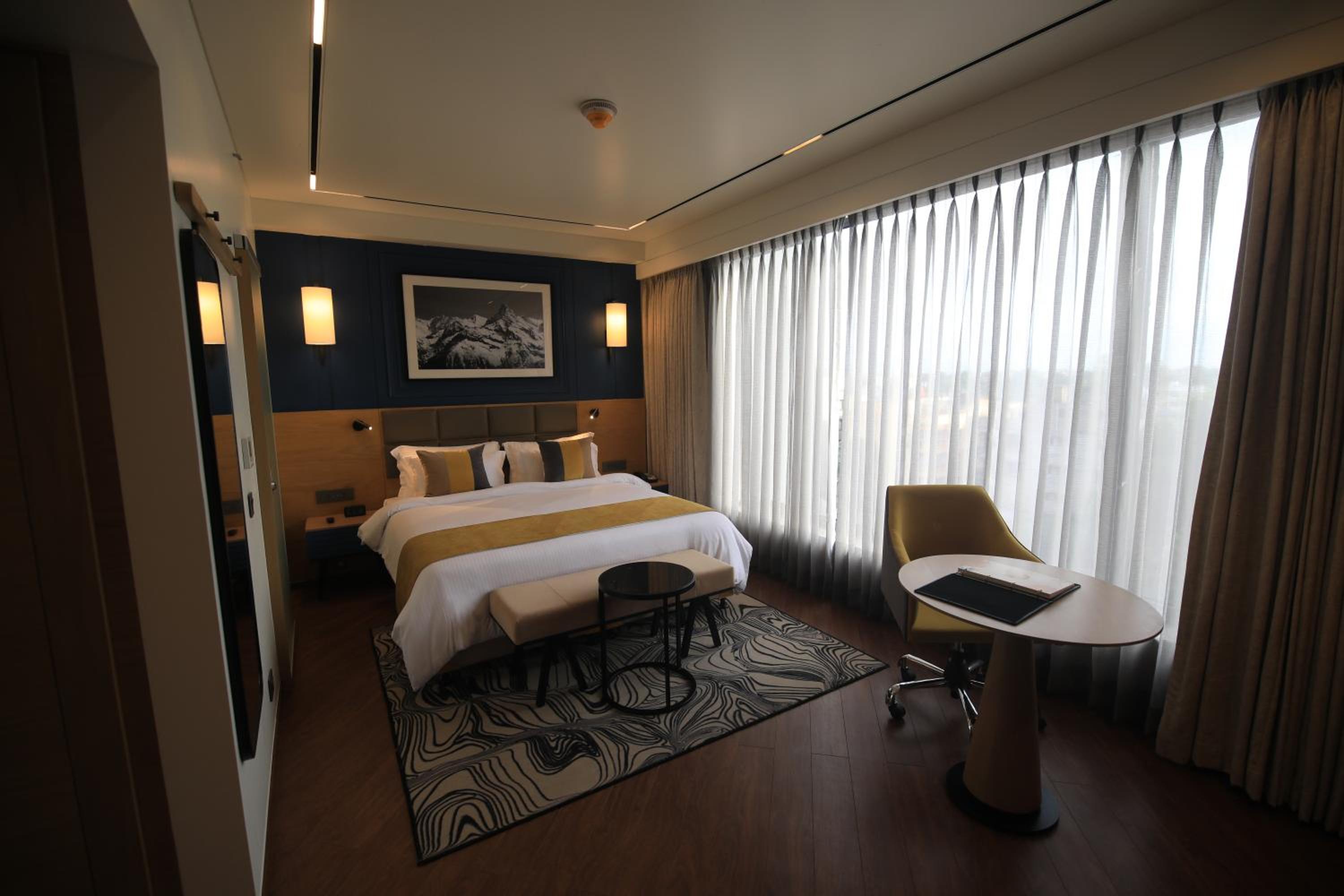 Premium King Room - Non-Smoking - Photo 6