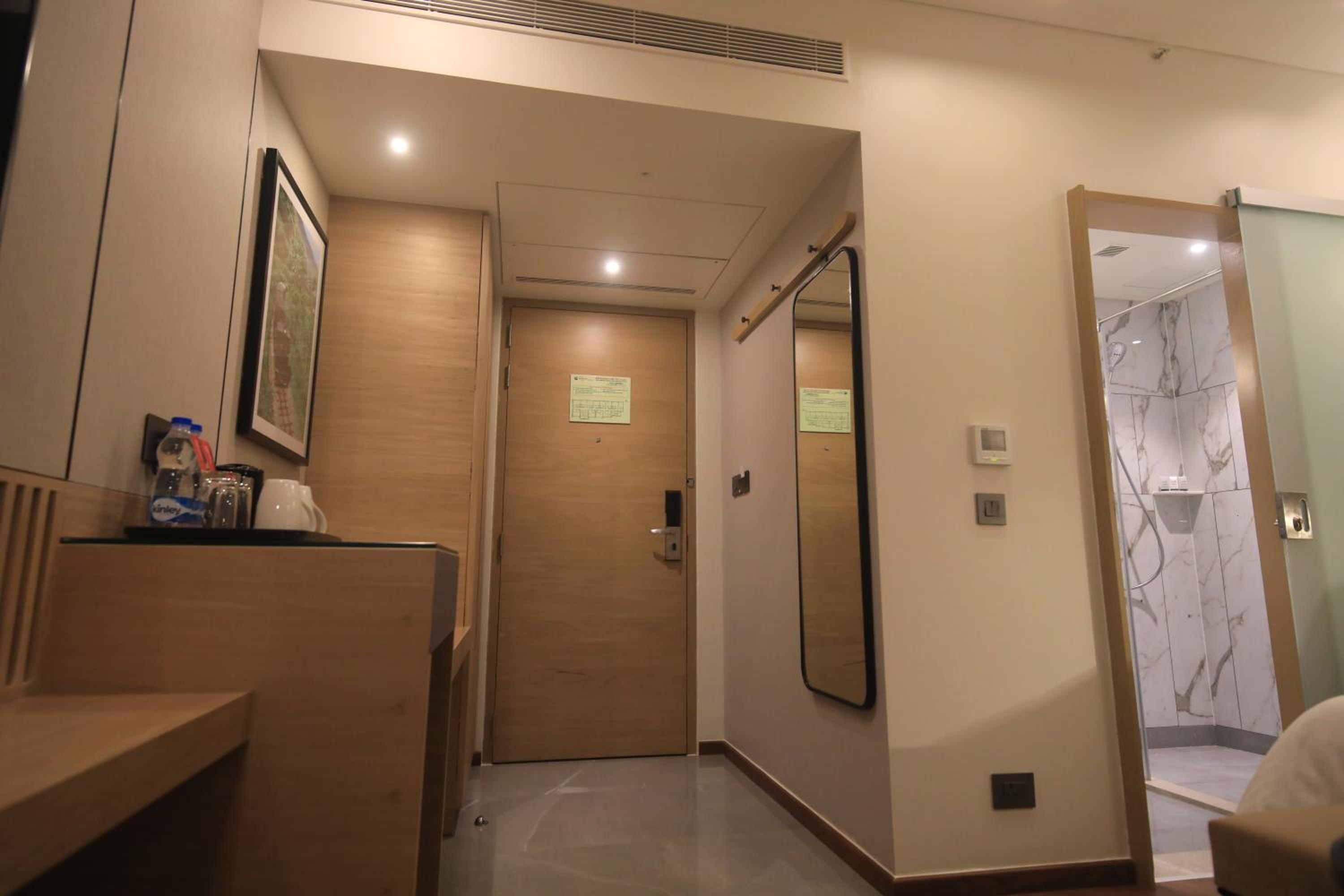 Deluxe Queen Room - Non-Smoking - Photo 4