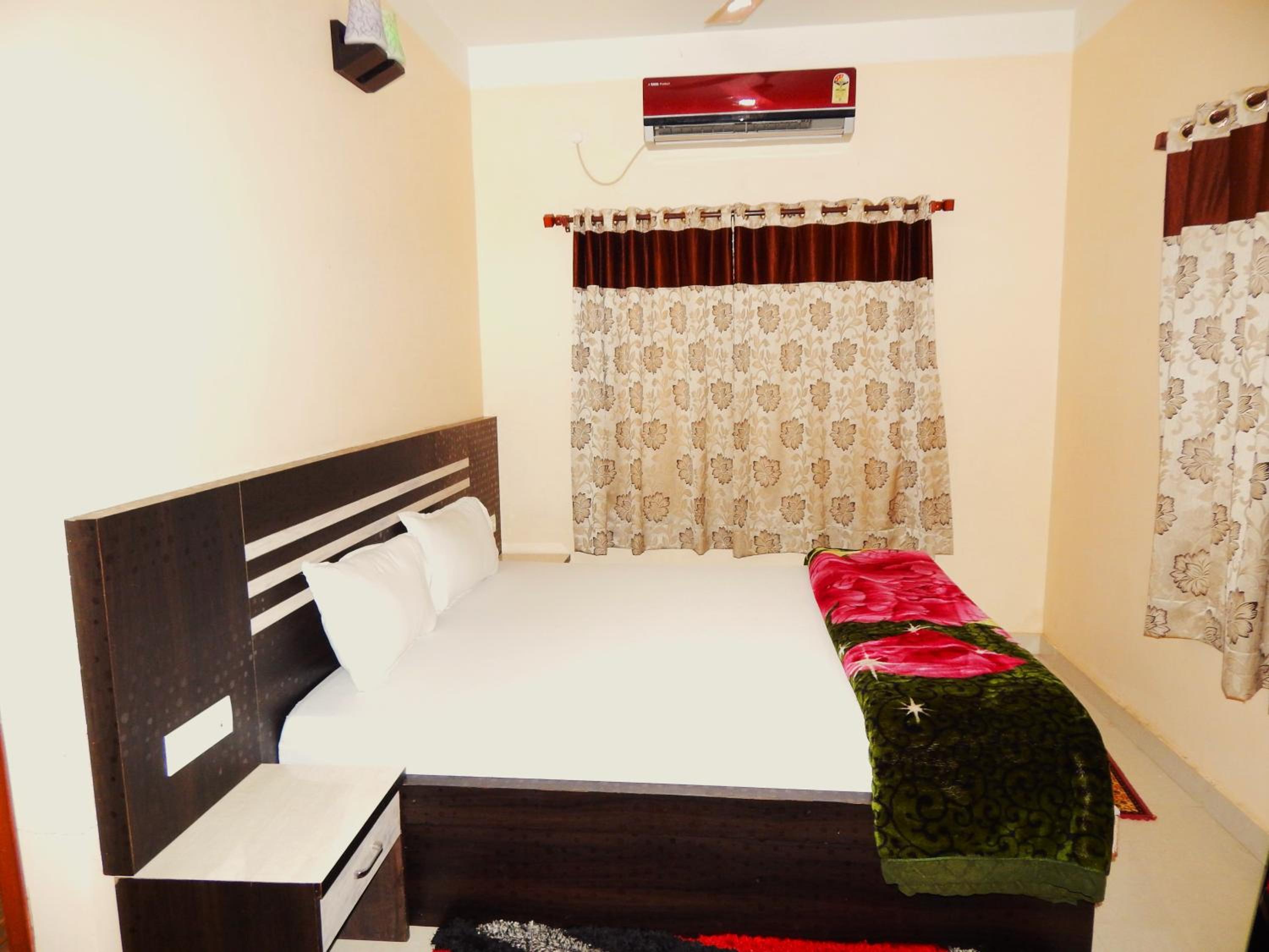 Deluxe Room With Air Conditioner photo 1