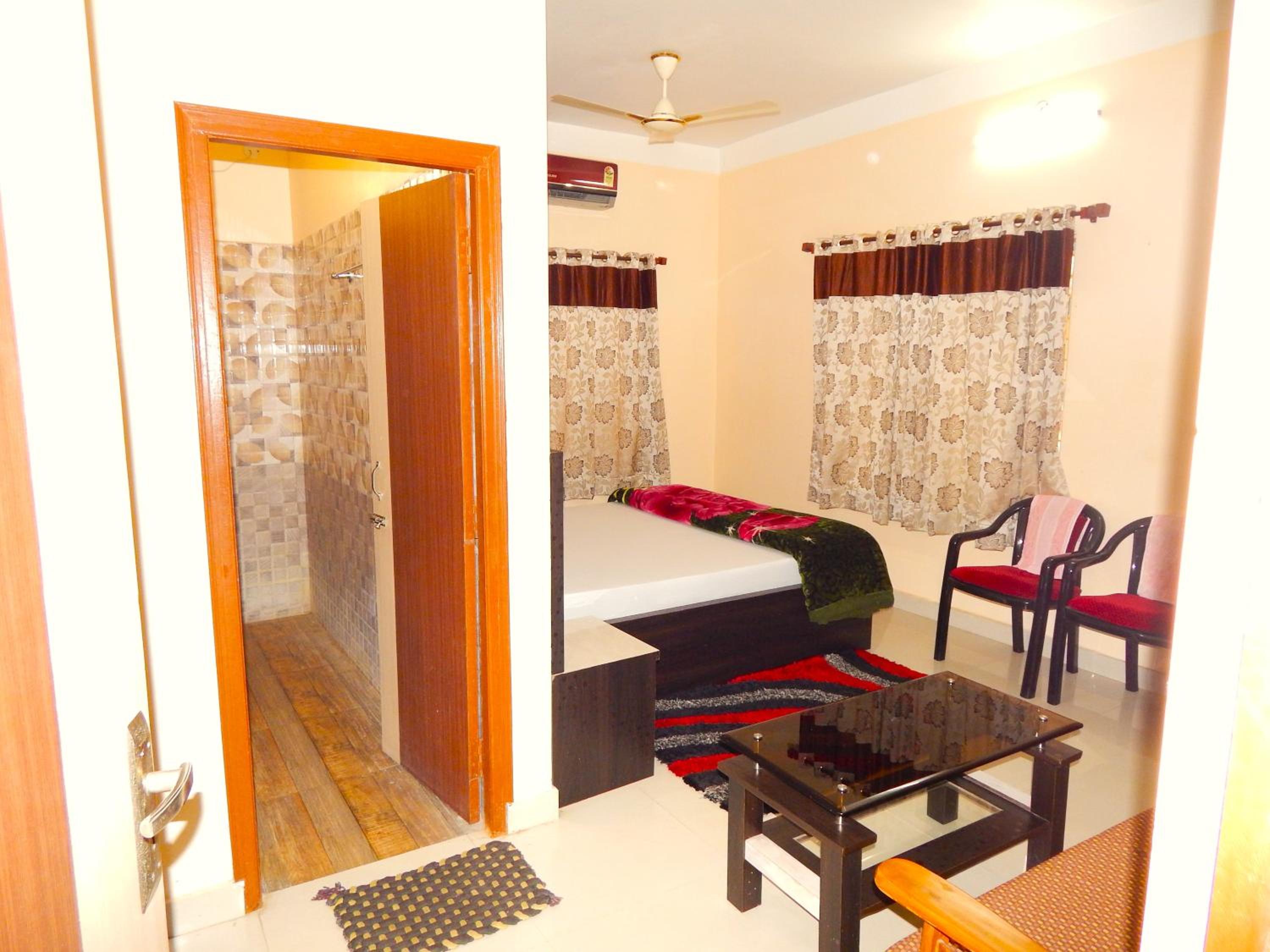 Deluxe Room With Air Conditioner photo 3