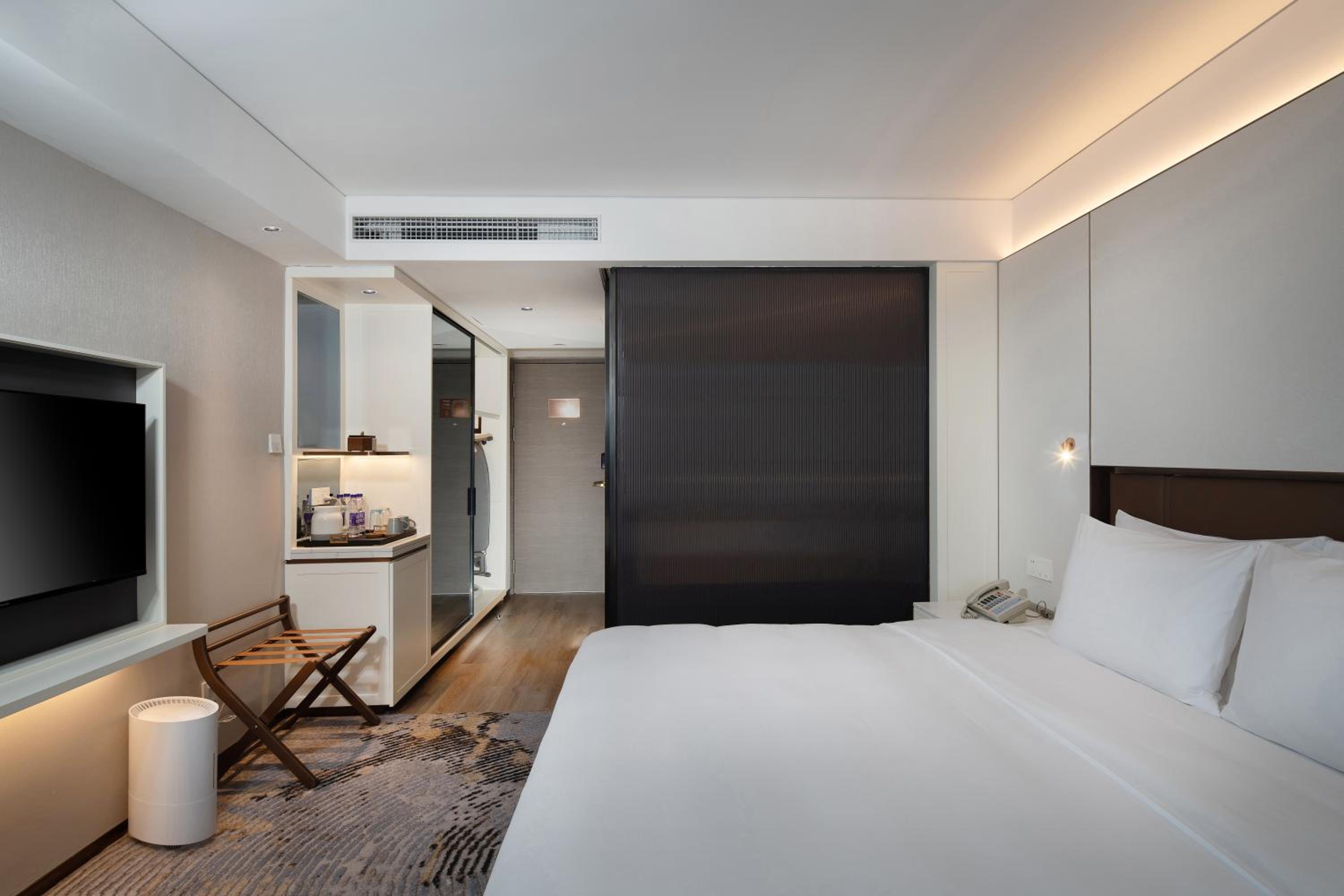 Superior Room King Bed - Photo 6