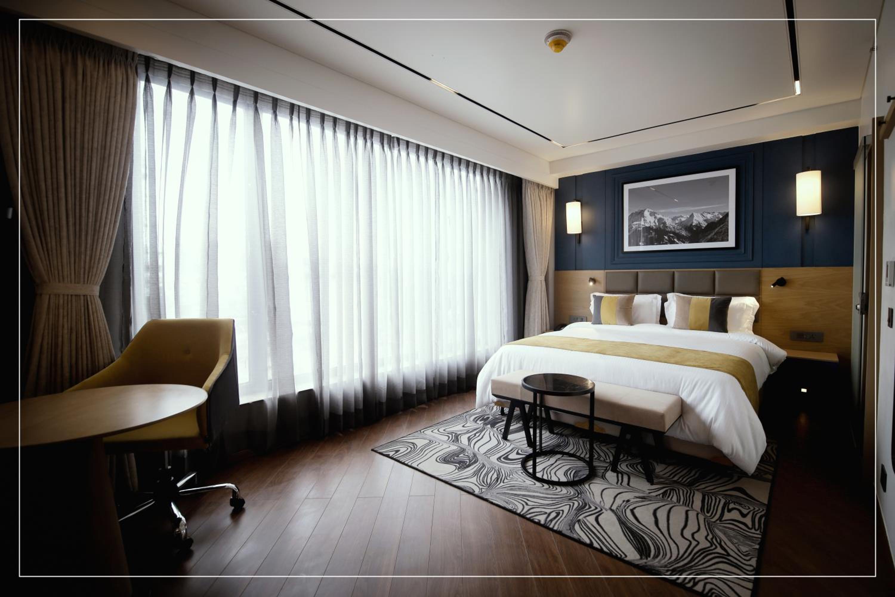 Premium King Room - Non-Smoking - Photo 5