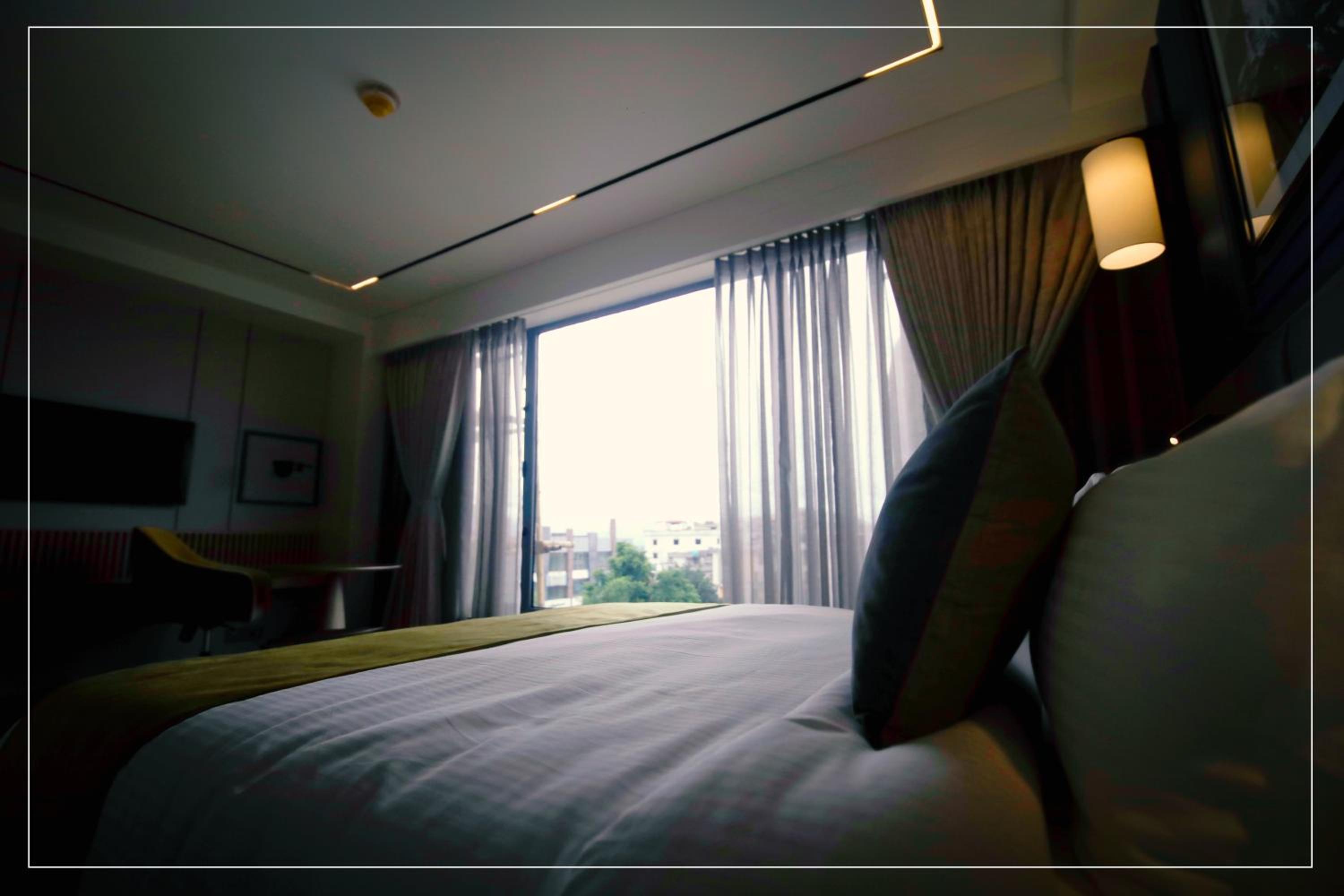 Premium King Room - Non-Smoking - Photo 3