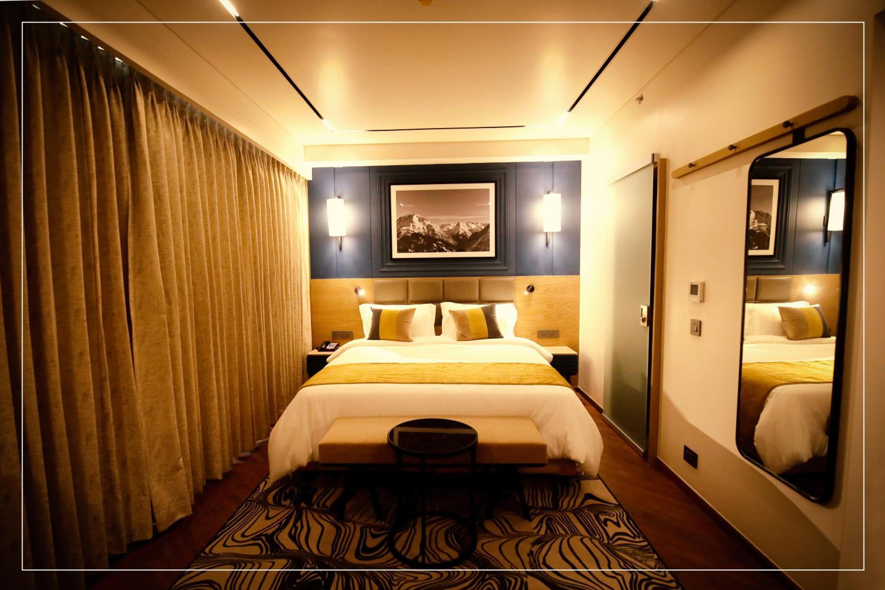 Premium King Room - Non-Smoking - Photo 4