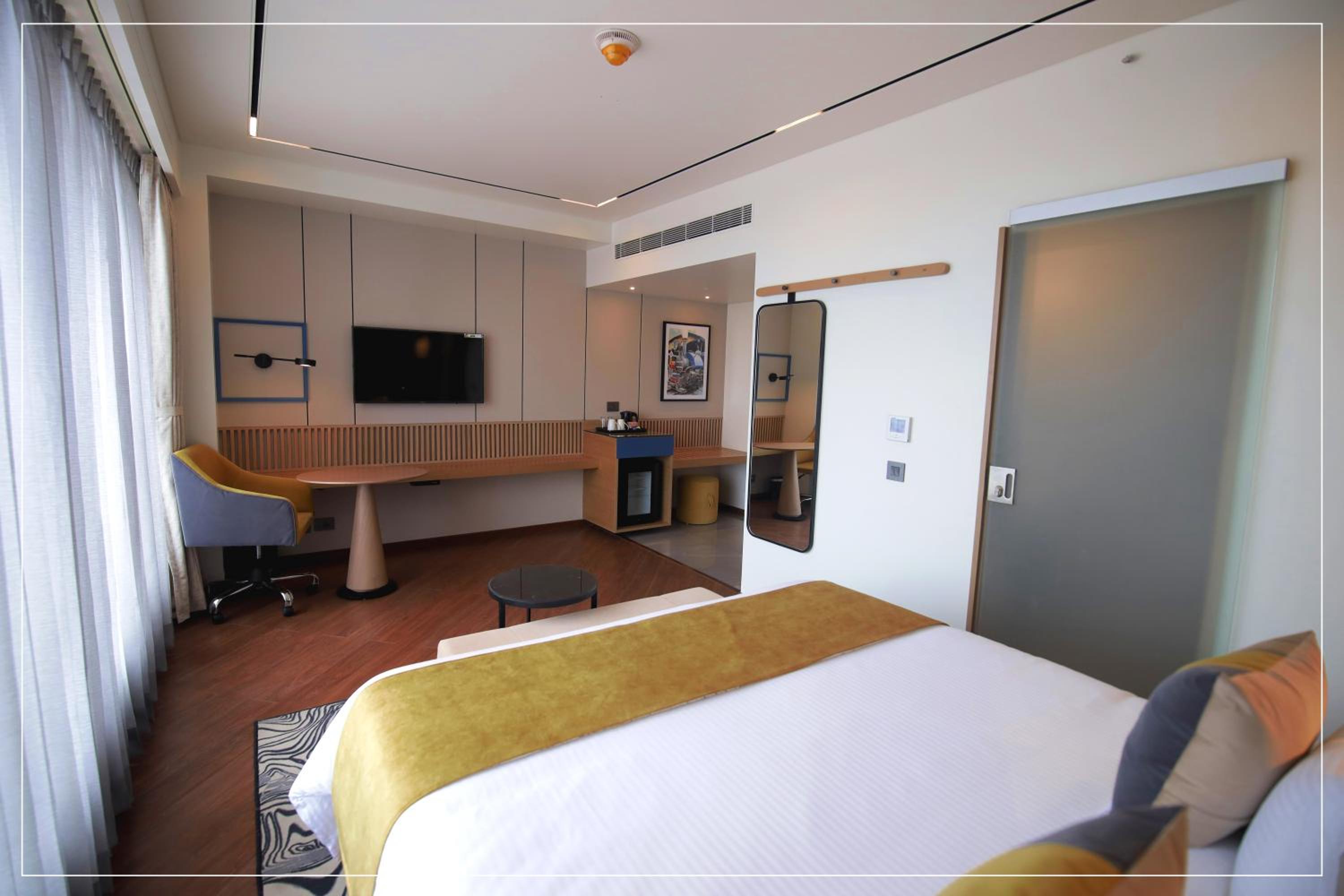 Deluxe Queen Room - Non-Smoking - Photo 7