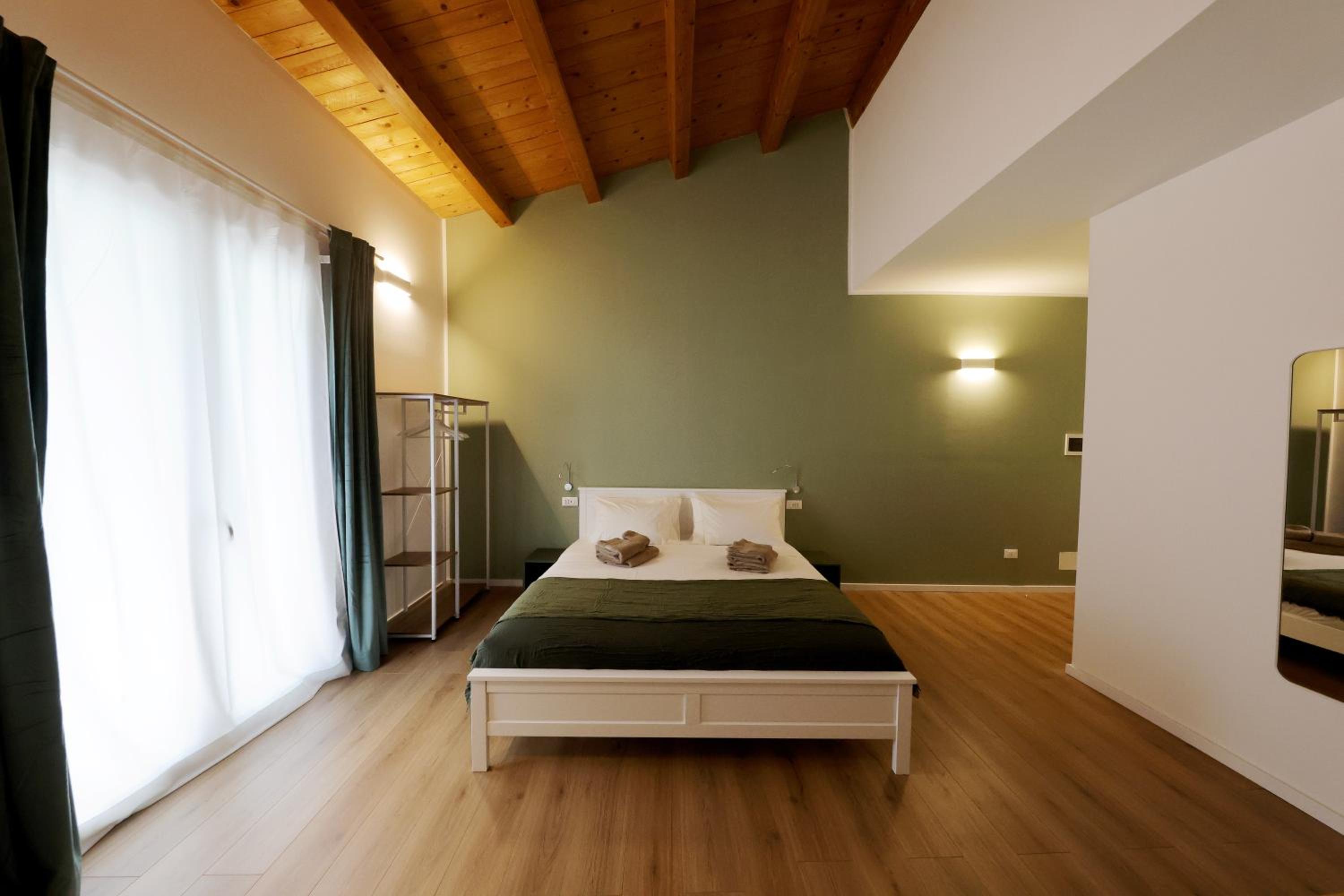 Deluxe Double Room with Balcony - Photo 5