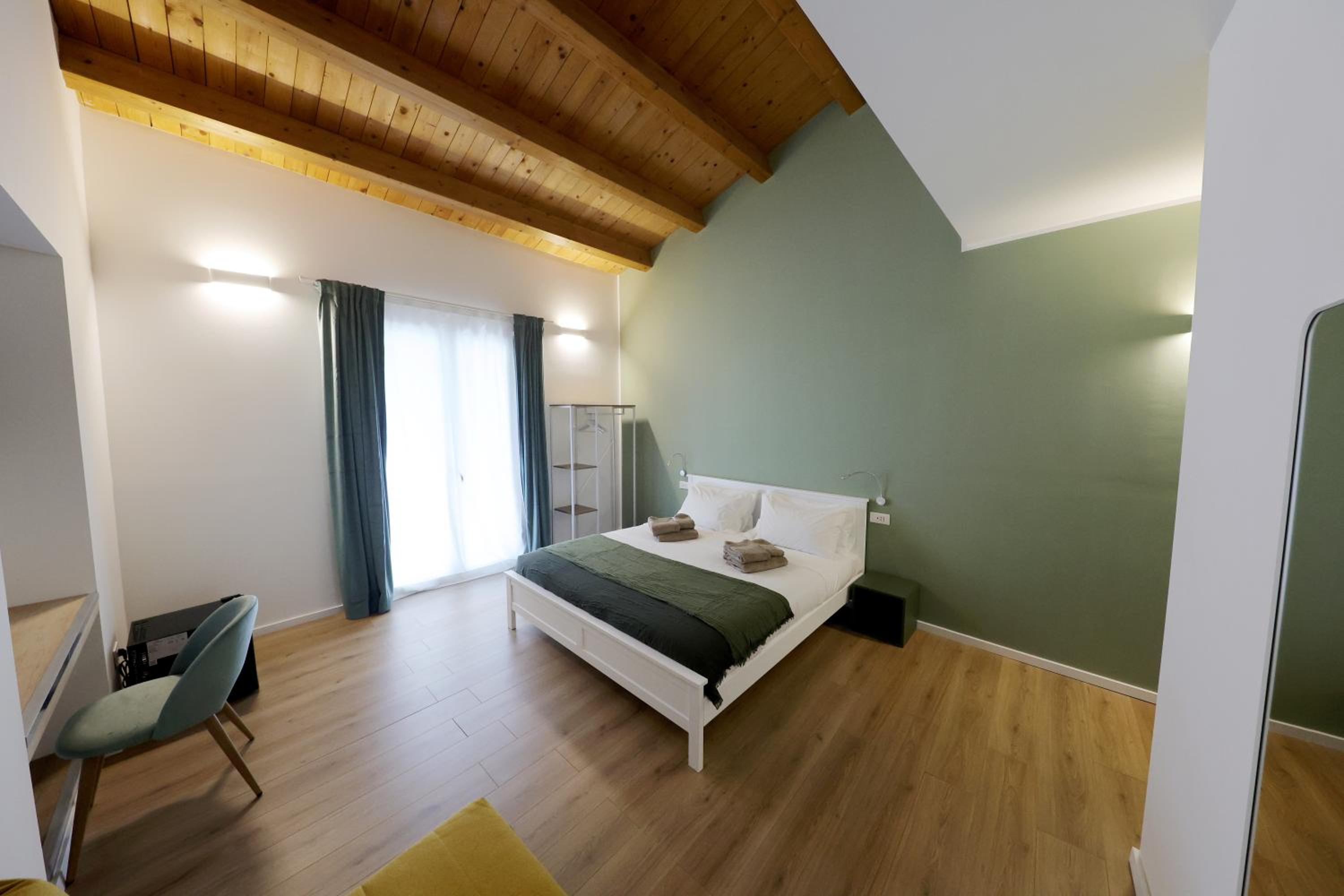 Deluxe Double Room with Balcony - Photo 4