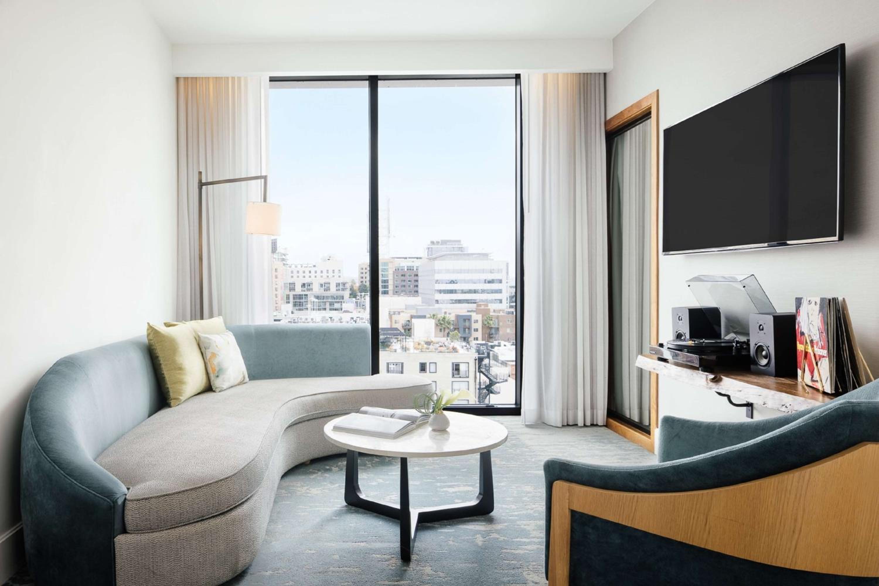 One-Bedroom King Suite Platinum - Photo 2