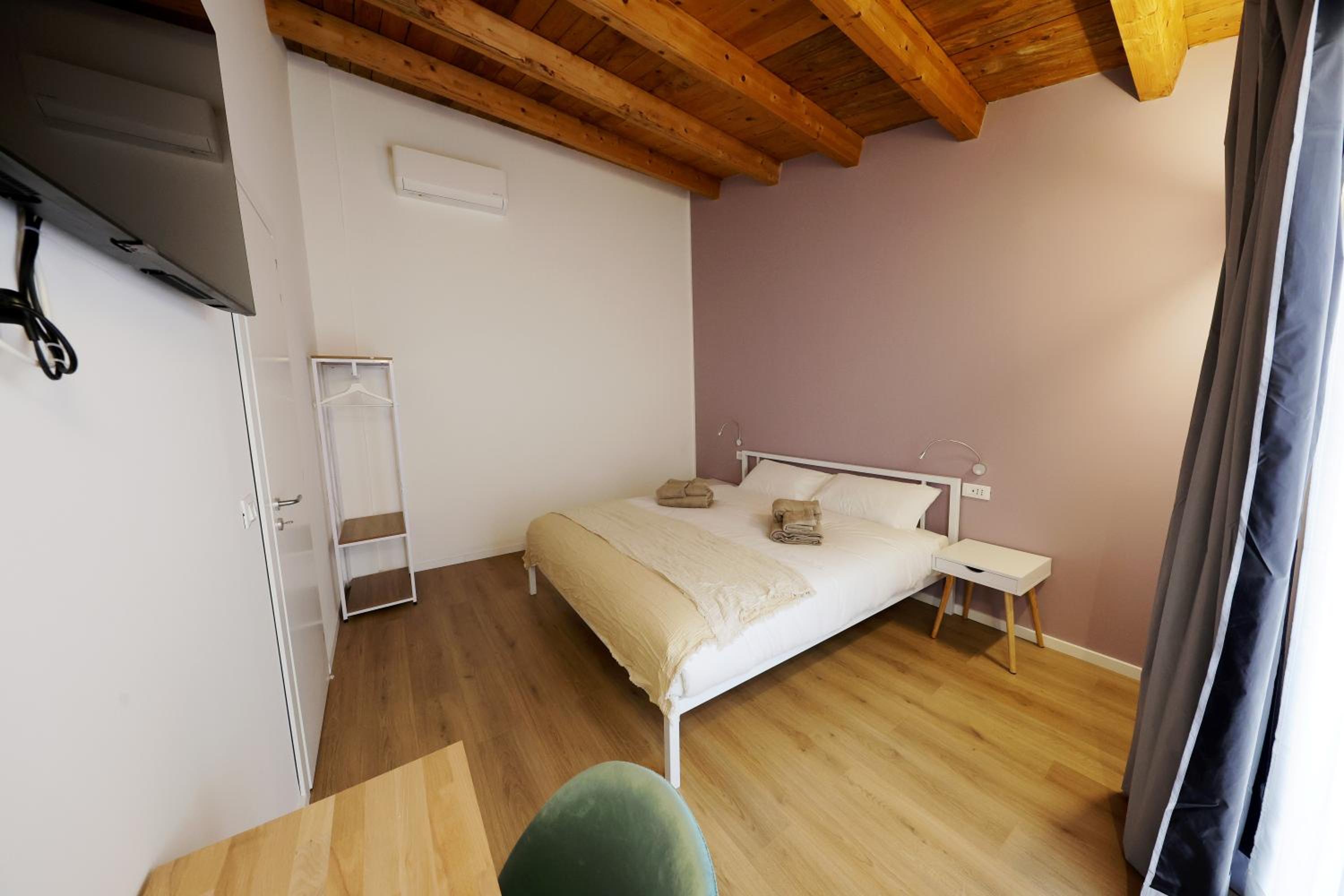 Junior Suite with Balcony - Photo 5