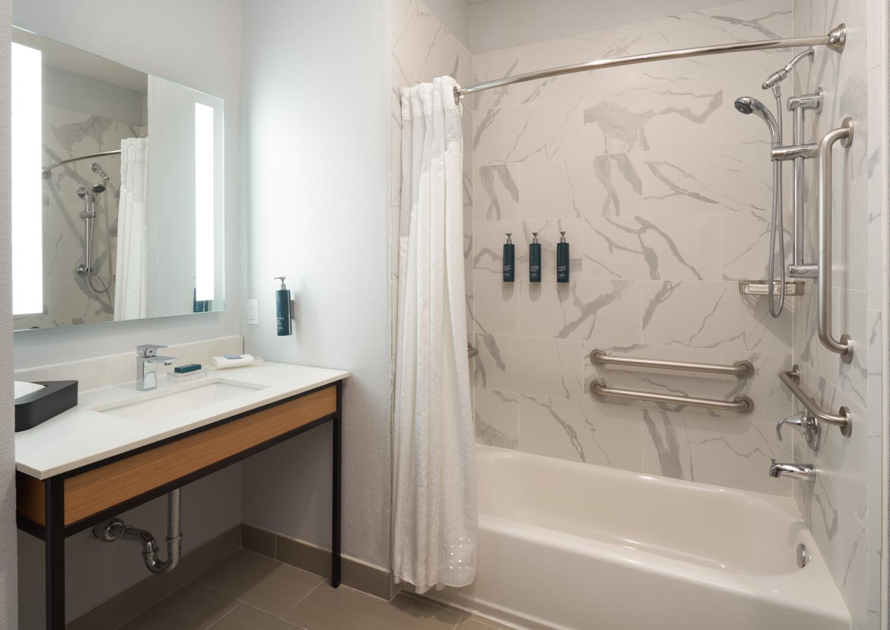 One-Bedroom King Suite with Bath Tub - Mobility Accessible - Photo 5