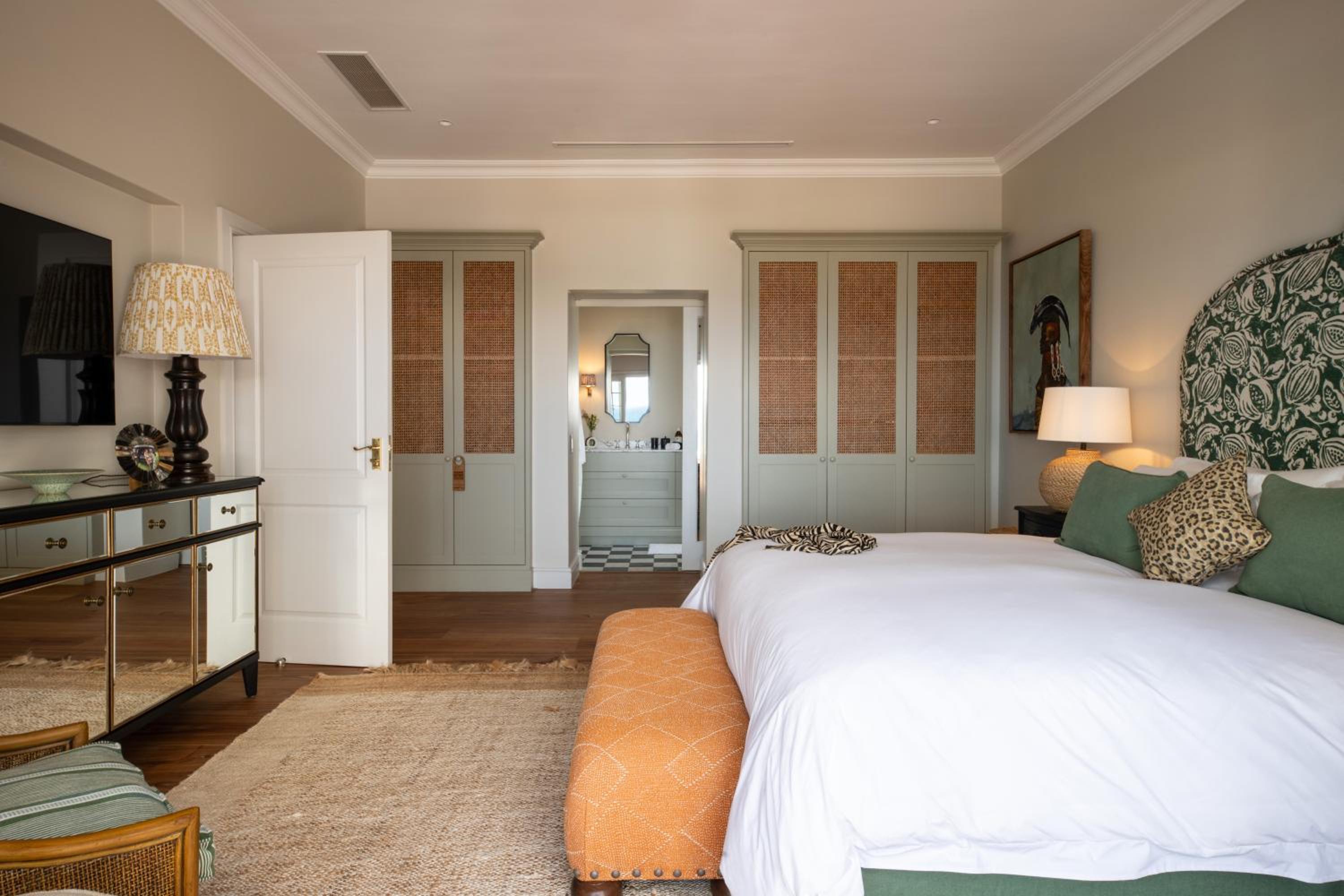 Deluxe Suite with Sea View - Photo 4