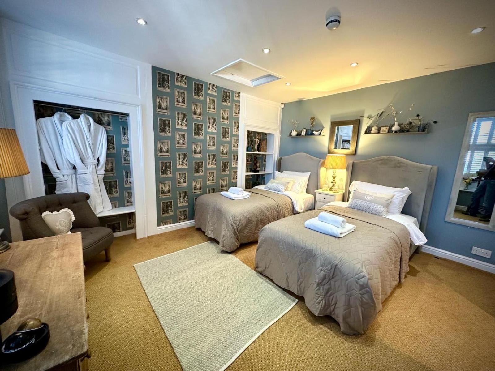 Superior Twin Room - Non Pet Friendly - Photo 1