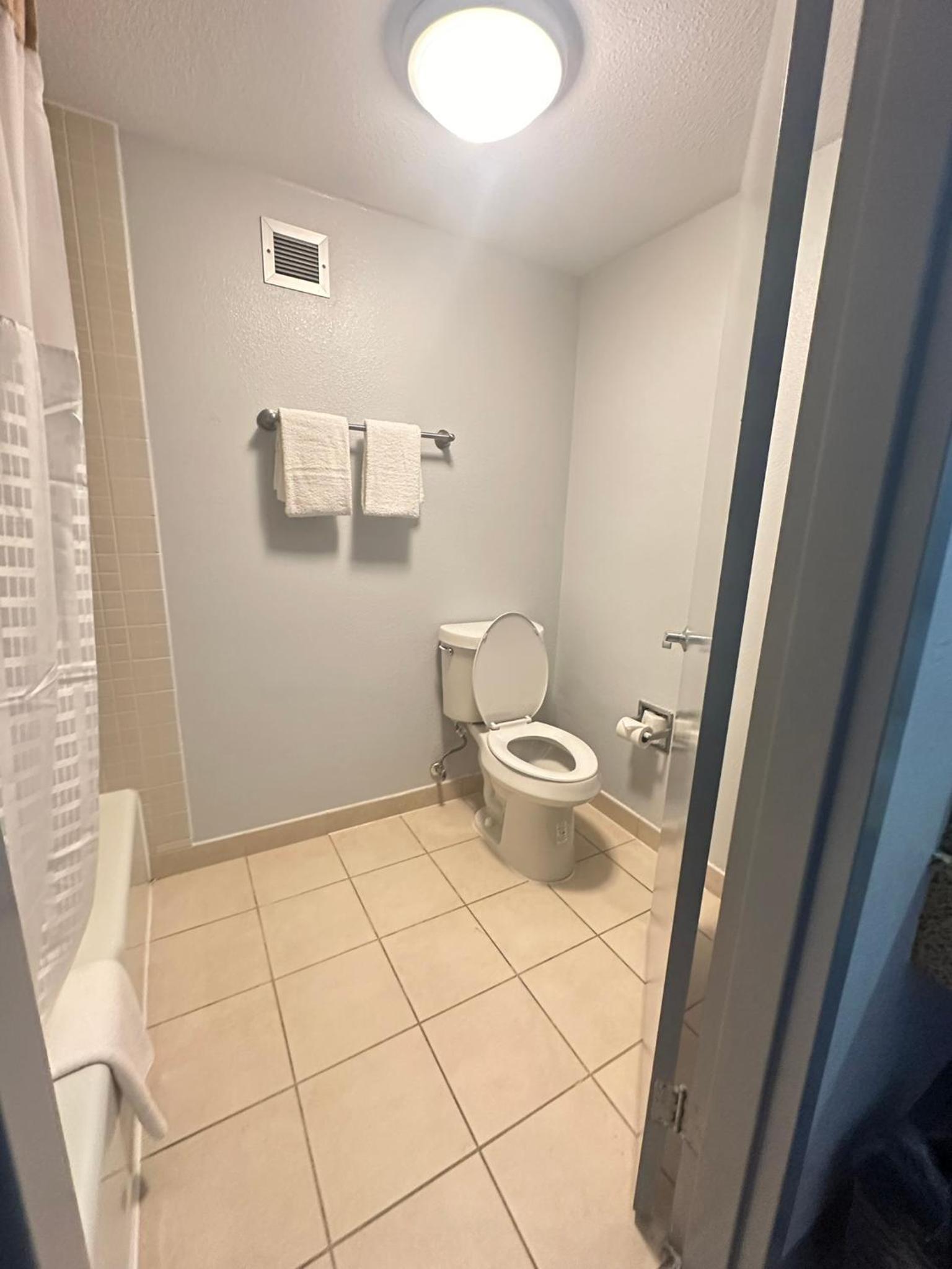 Deluxe King Room - Non-Smoking - Photo 15