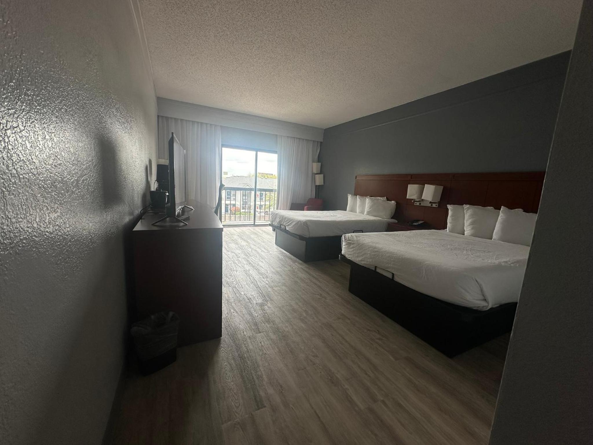 Double Room with Two Double Beds and Bathtub w/Grab Bars - Non-Smoking - Photo 11
