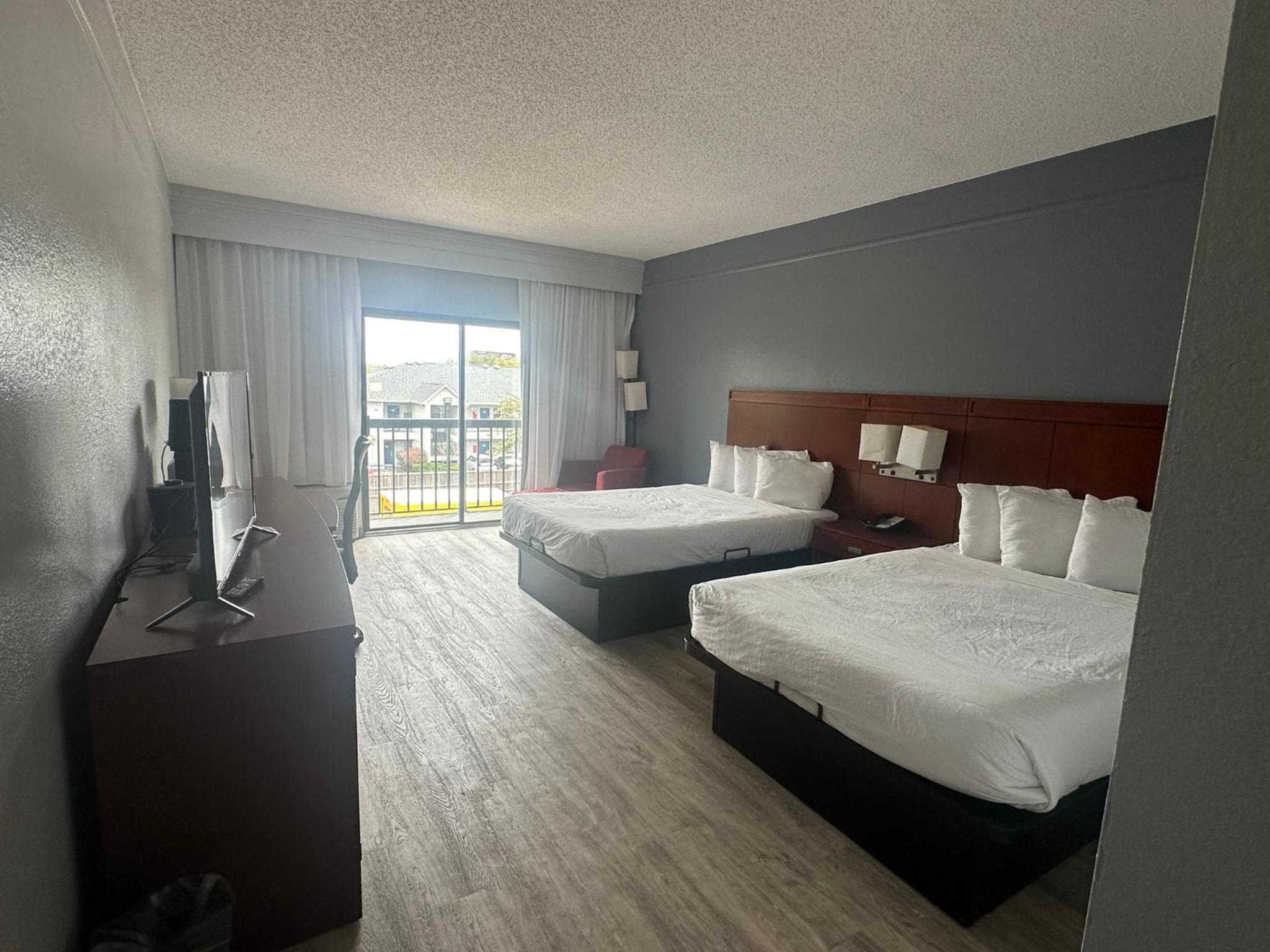 Double Room with Two Double Beds and Bathtub w/Grab Bars - Non-Smoking - Photo 10