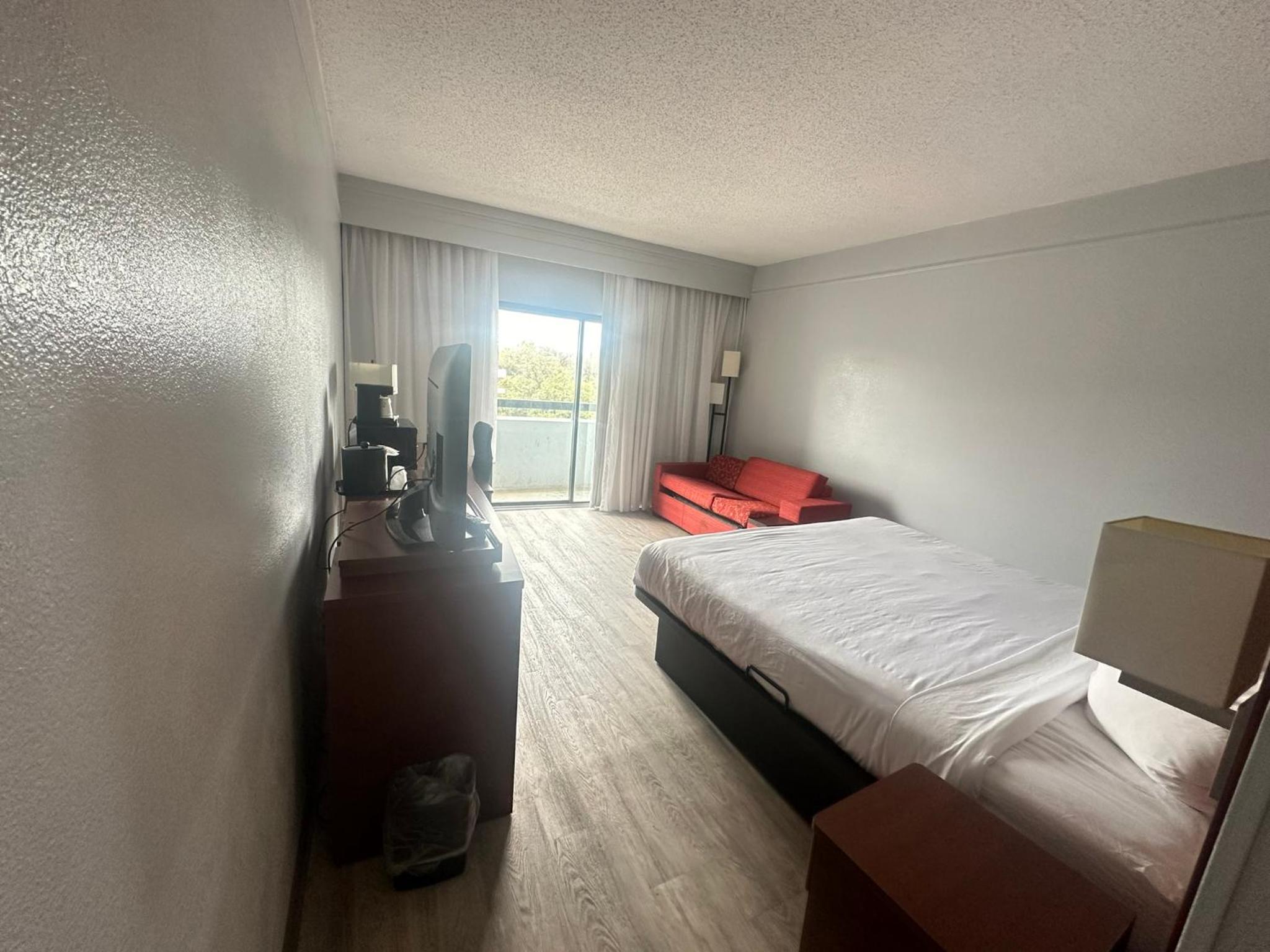 Deluxe King Room - Non-Smoking - Photo 3
