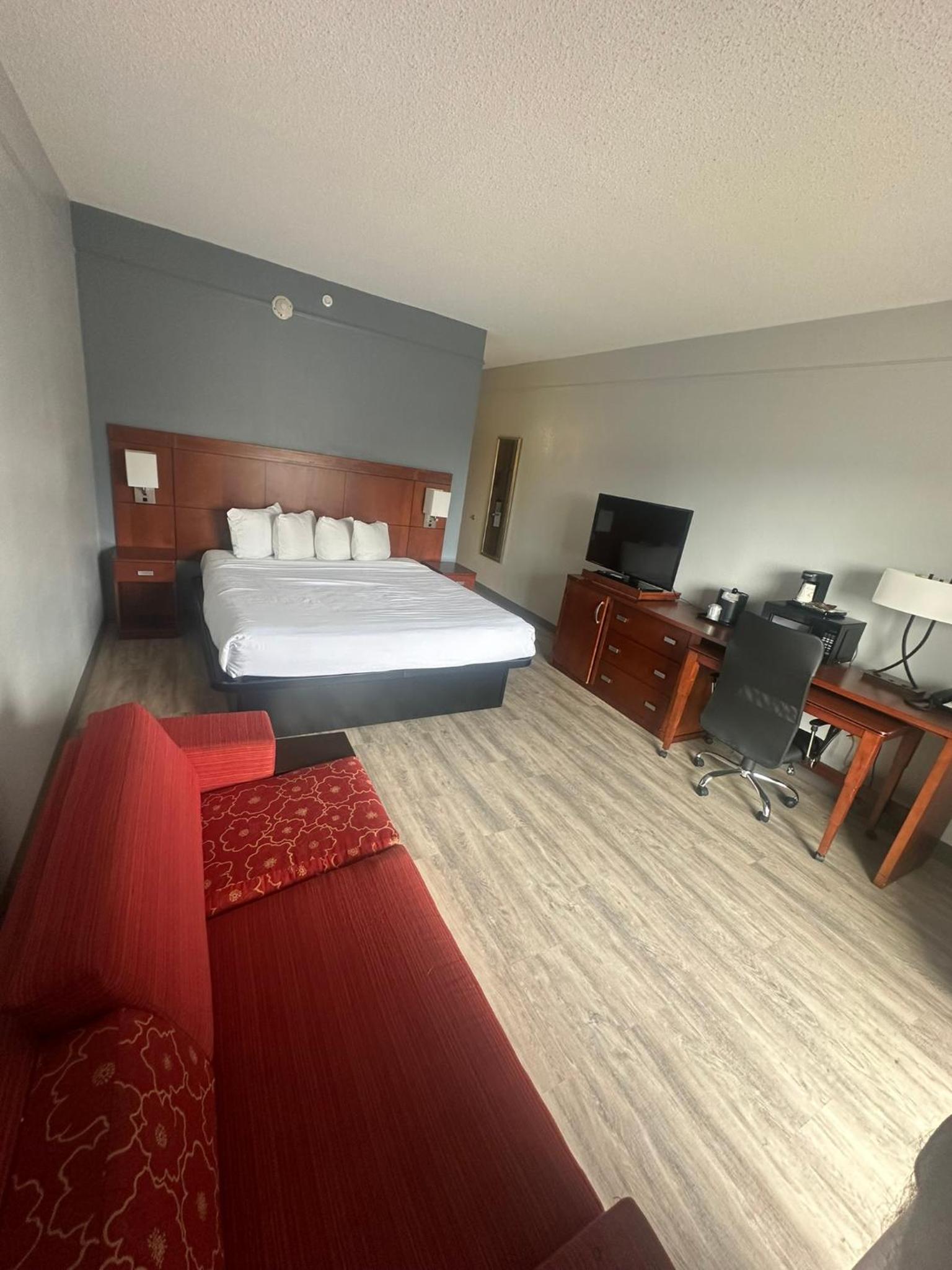 Deluxe King Room - Non-Smoking - Photo 5