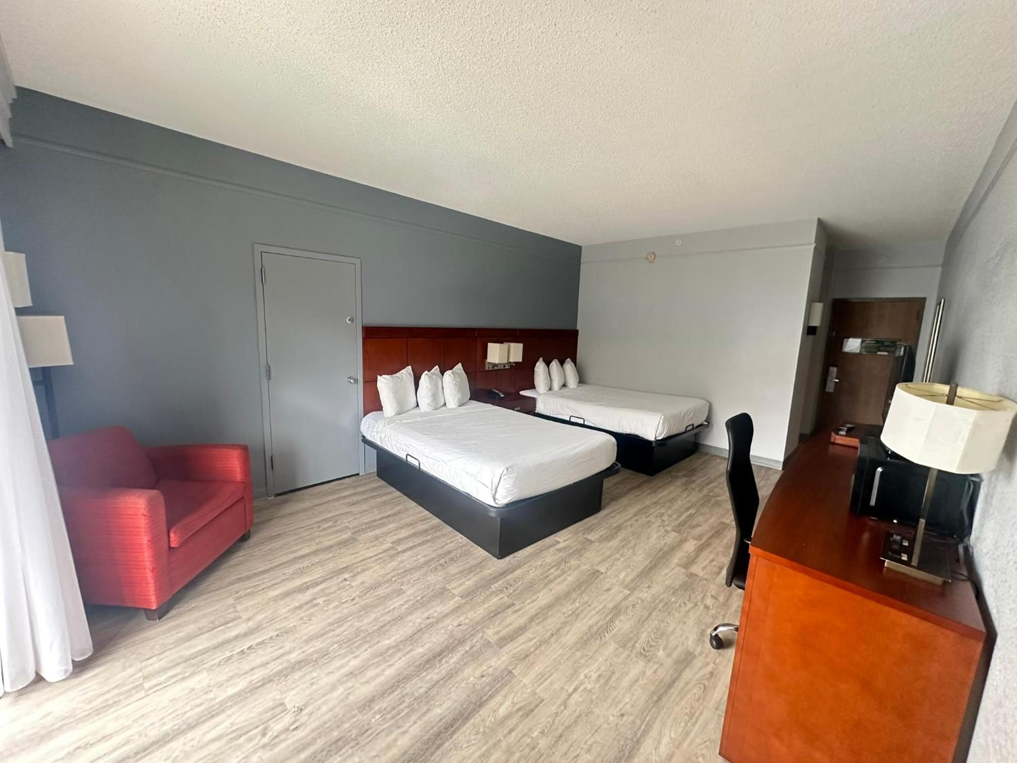 Double Room with Two Double Beds and Bathtub w/Grab Bars - Non-Smoking - Photo 9