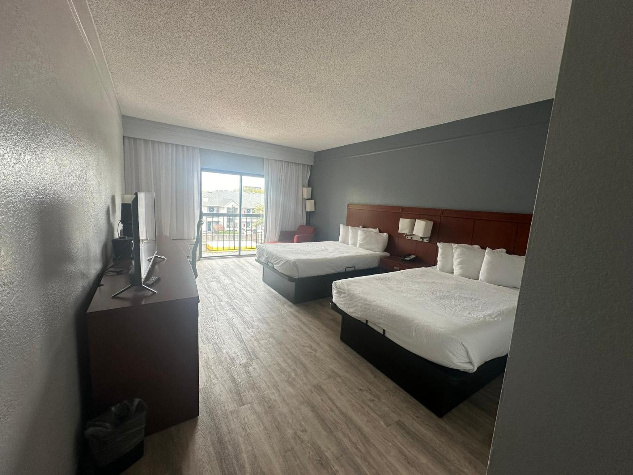 Double Room with Two Double Beds and Bathtub w/Grab Bars - Non-Smoking - Photo 7