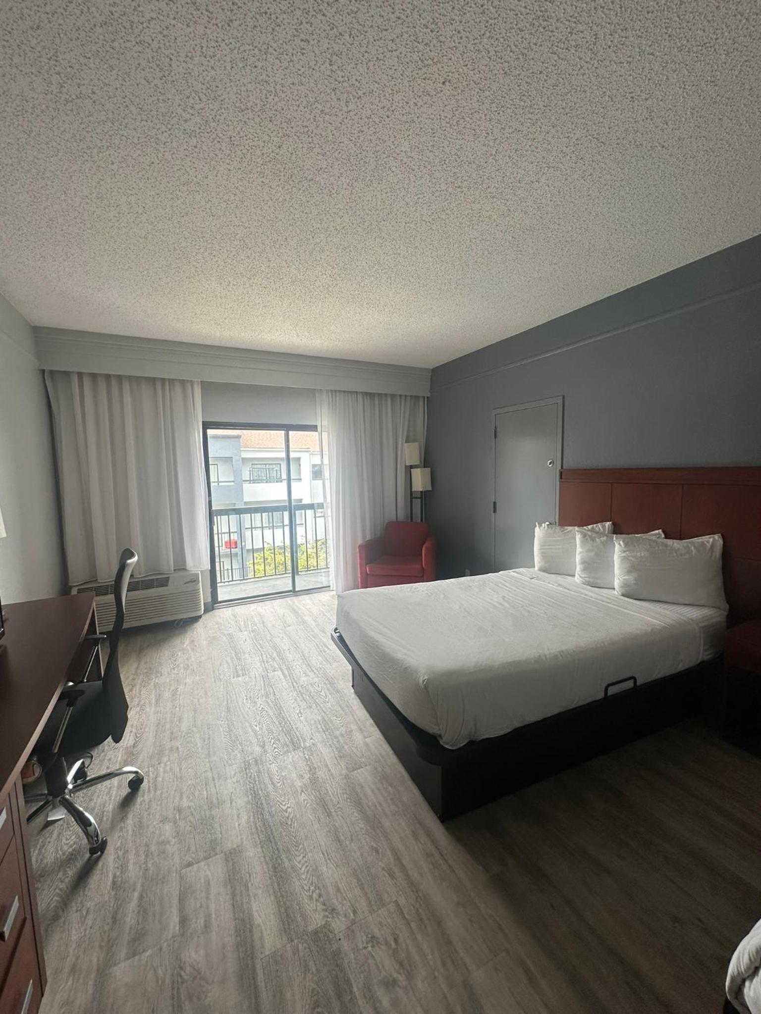 King Room with Mobility Access and Bathtub with Grab Bars, Non-Smoking - Photo 2