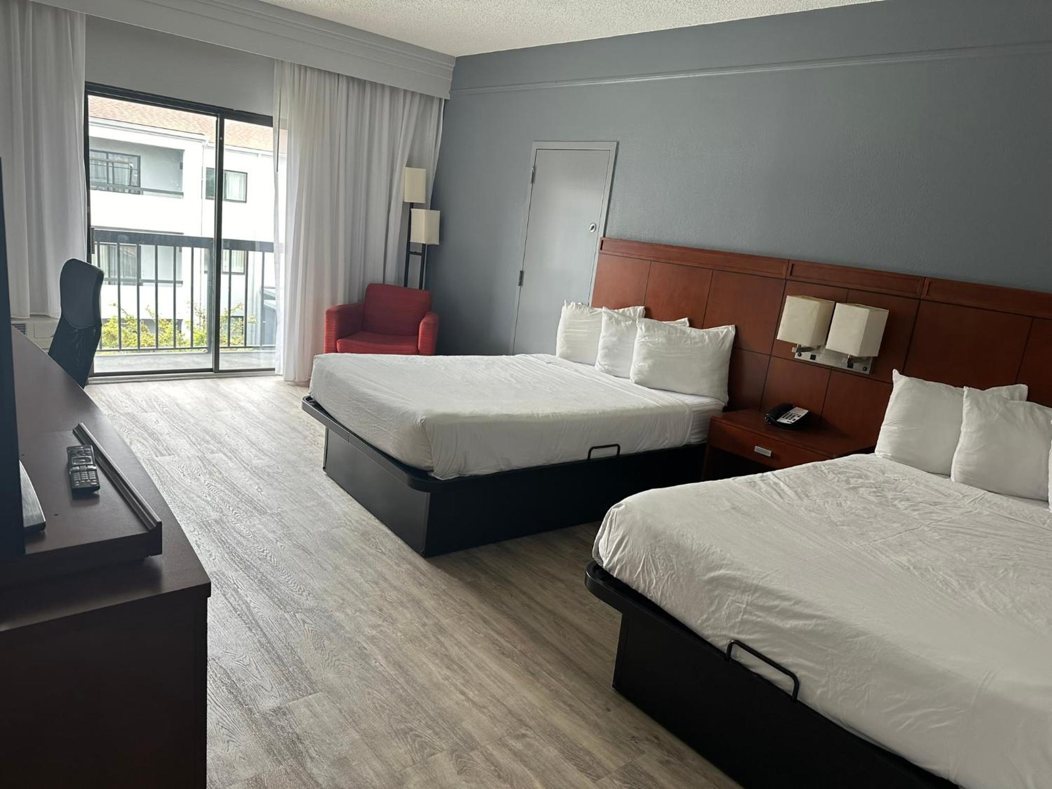 Double Room with Two Double Beds and Bathtub w/Grab Bars - Non-Smoking - Photo 6
