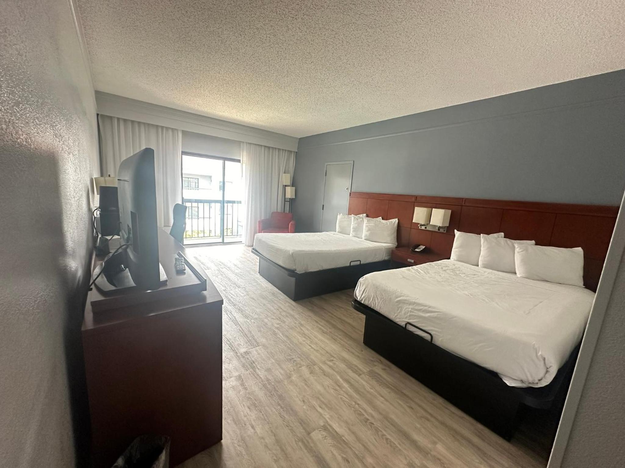 Double Room with Two Double Beds and Bathtub w/Grab Bars - Non-Smoking - Photo 5