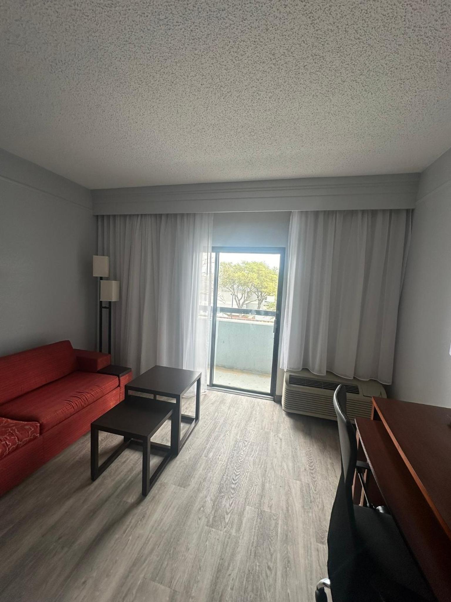 Deluxe King Room - Non-Smoking - Photo 12