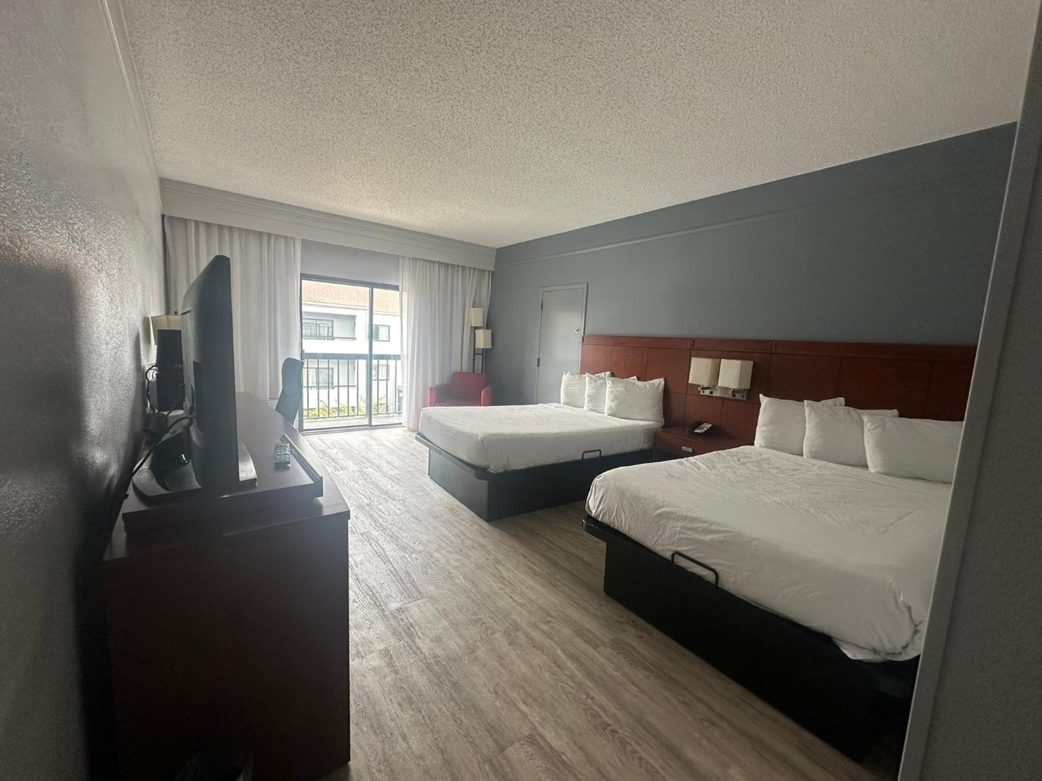 Double Room with Two Double Beds and Bathtub w/Grab Bars - Non-Smoking - Photo 2