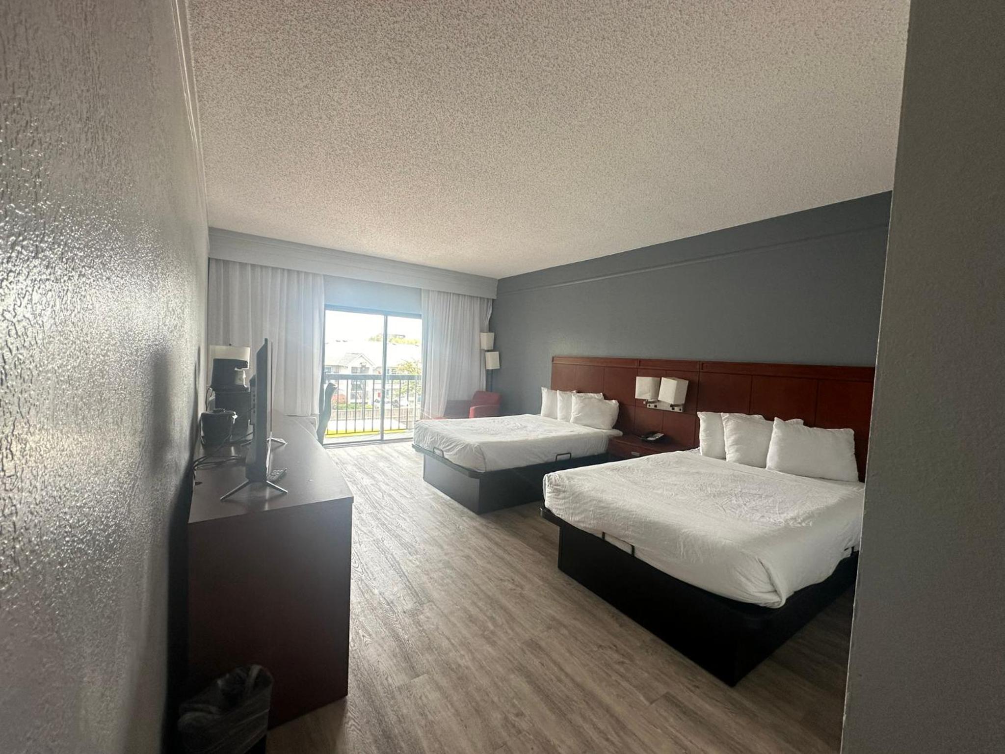 Double Room with Two Double Beds and Bathtub w/Grab Bars - Non-Smoking - Photo 4