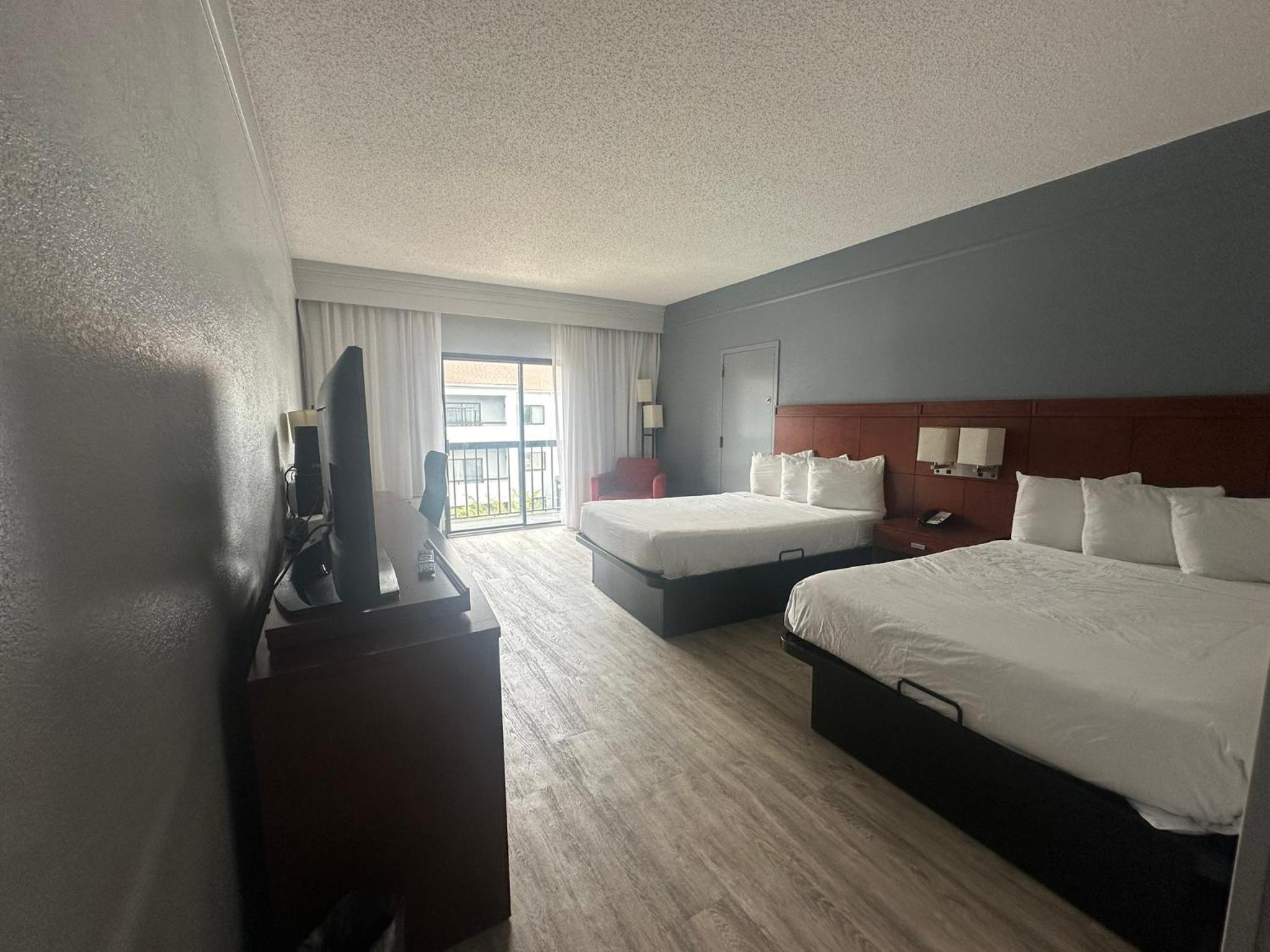 Double Room with Two Double Beds and Bathtub w/Grab Bars - Non-Smoking - Photo 3