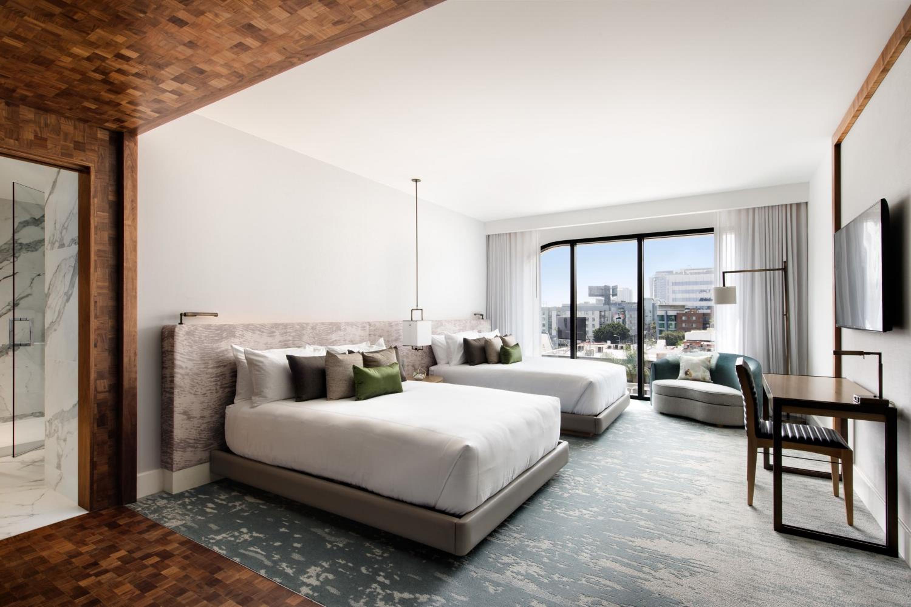 Queen Room with Two Queen Beds - Bronze - Photo 3