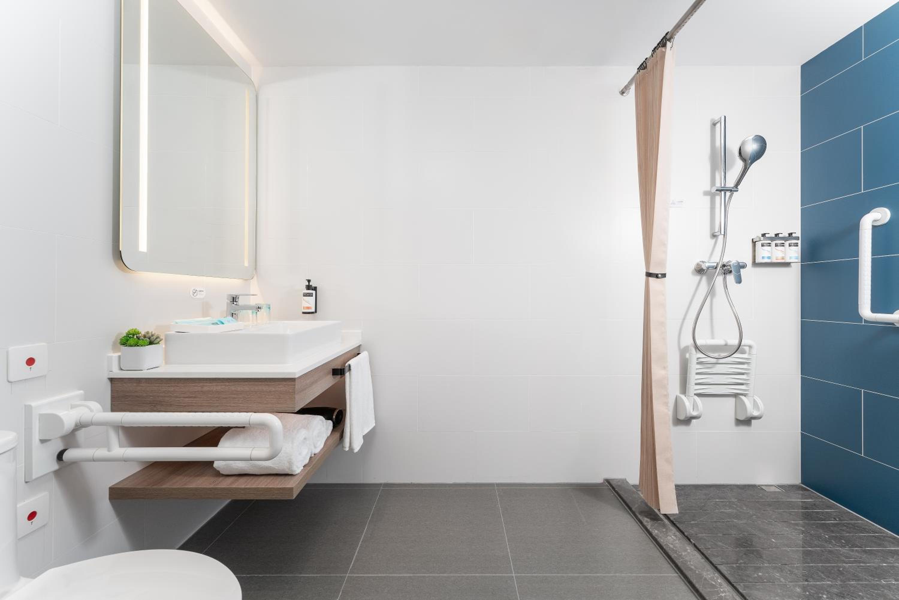 Standard King Room - Disability Access photo 2
