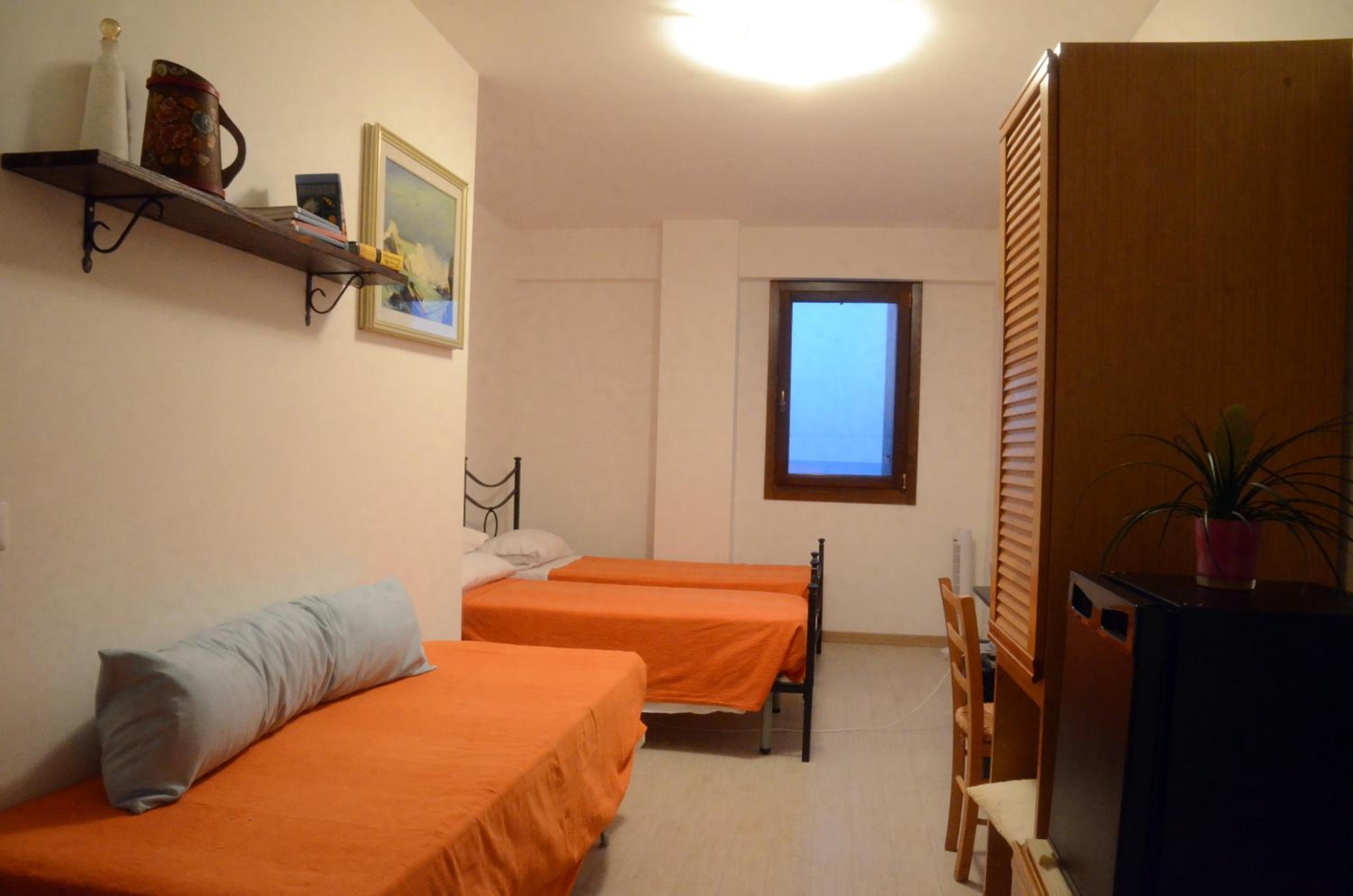 Twin Room with Private Bathroom photo 1