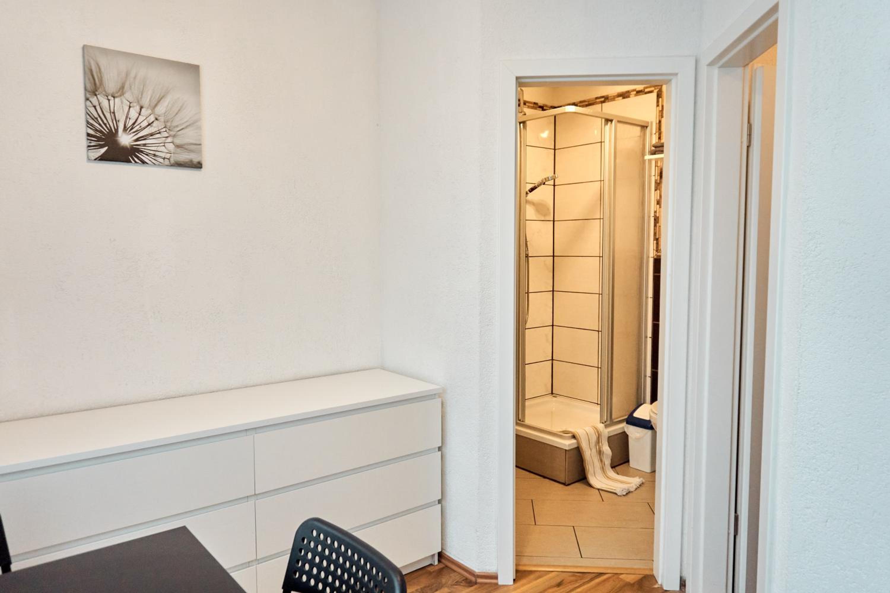 Apartment with Shower - Photo 6