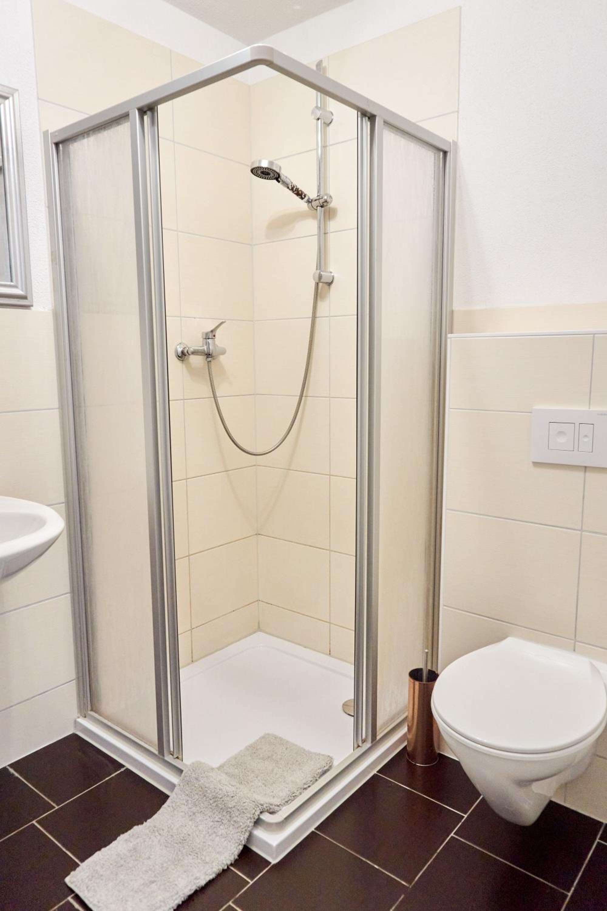 Apartment with Shower - Photo 25