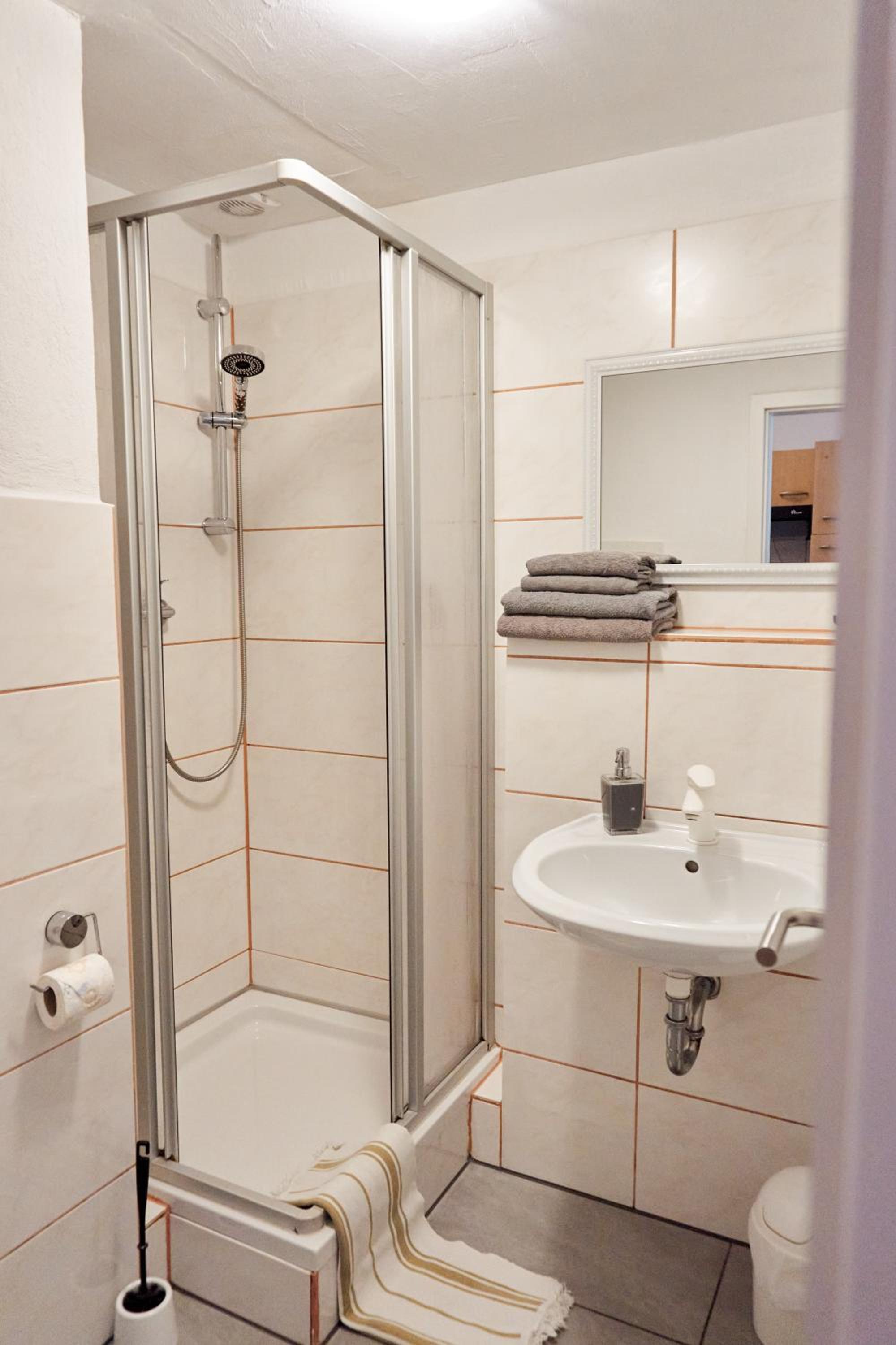 Apartment with Shower - Photo 39
