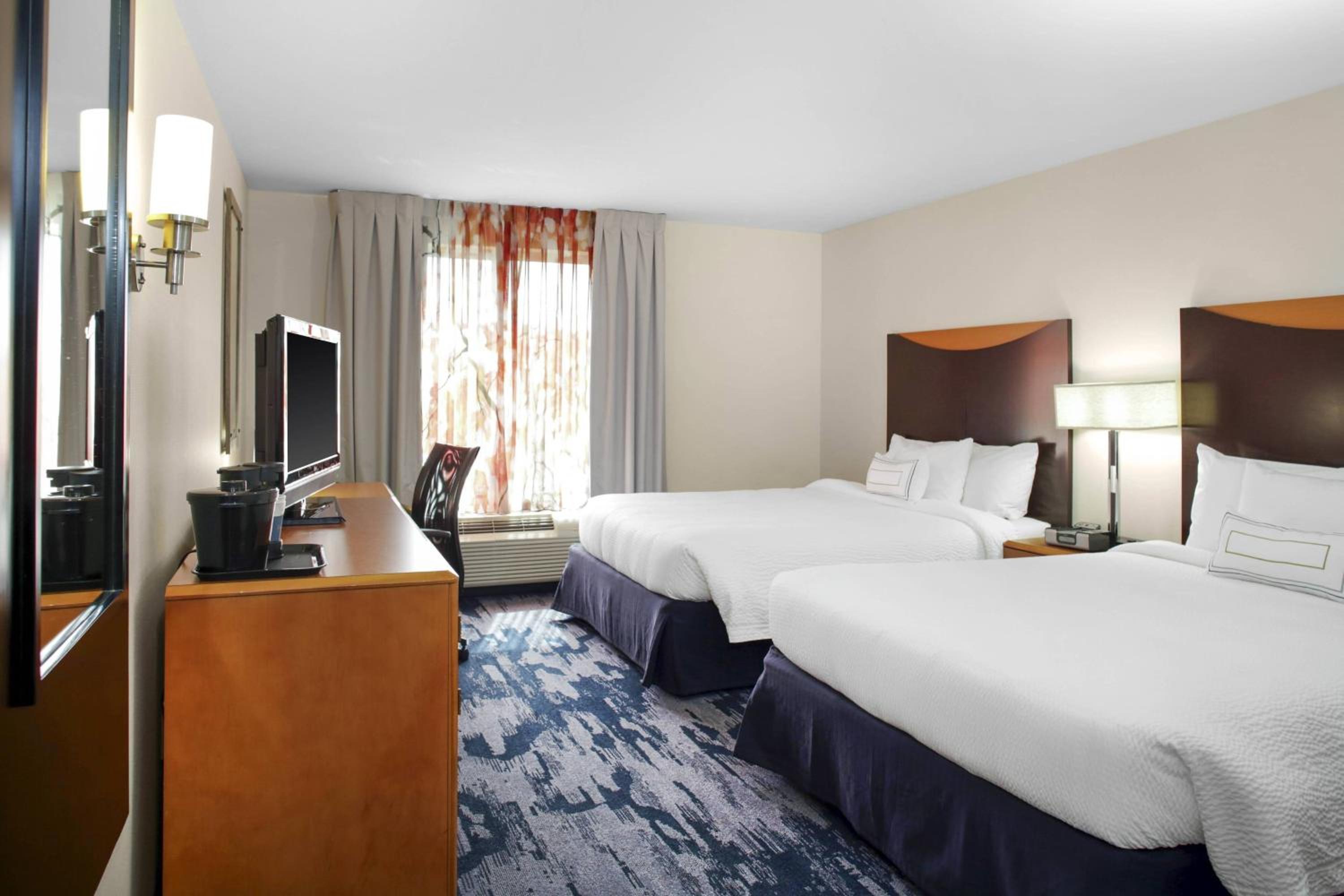 Queen Room with Two Queen Beds - Photo 2