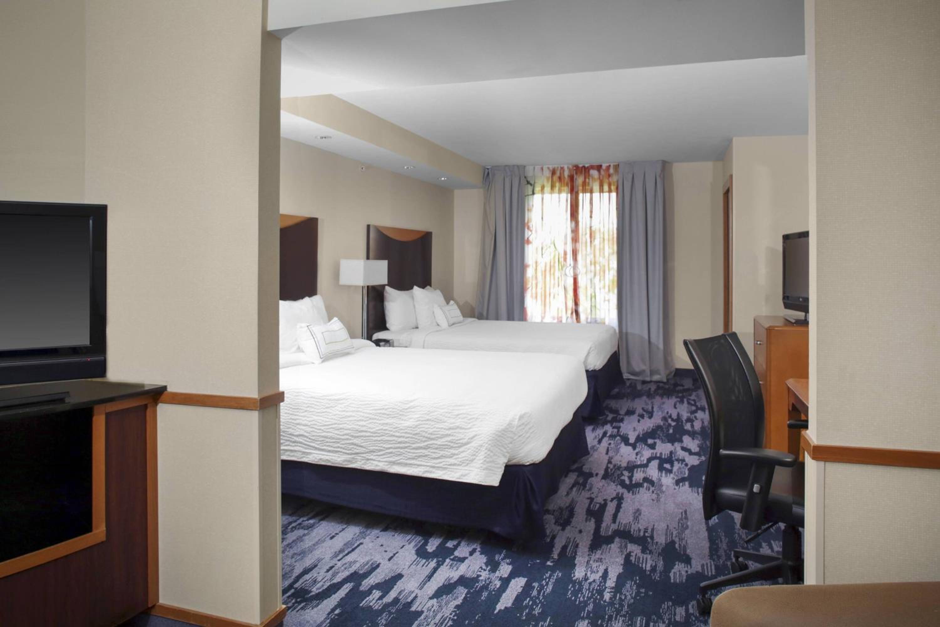 Queen Suite with Two Queen Beds and Sofa Bed - Photo 2