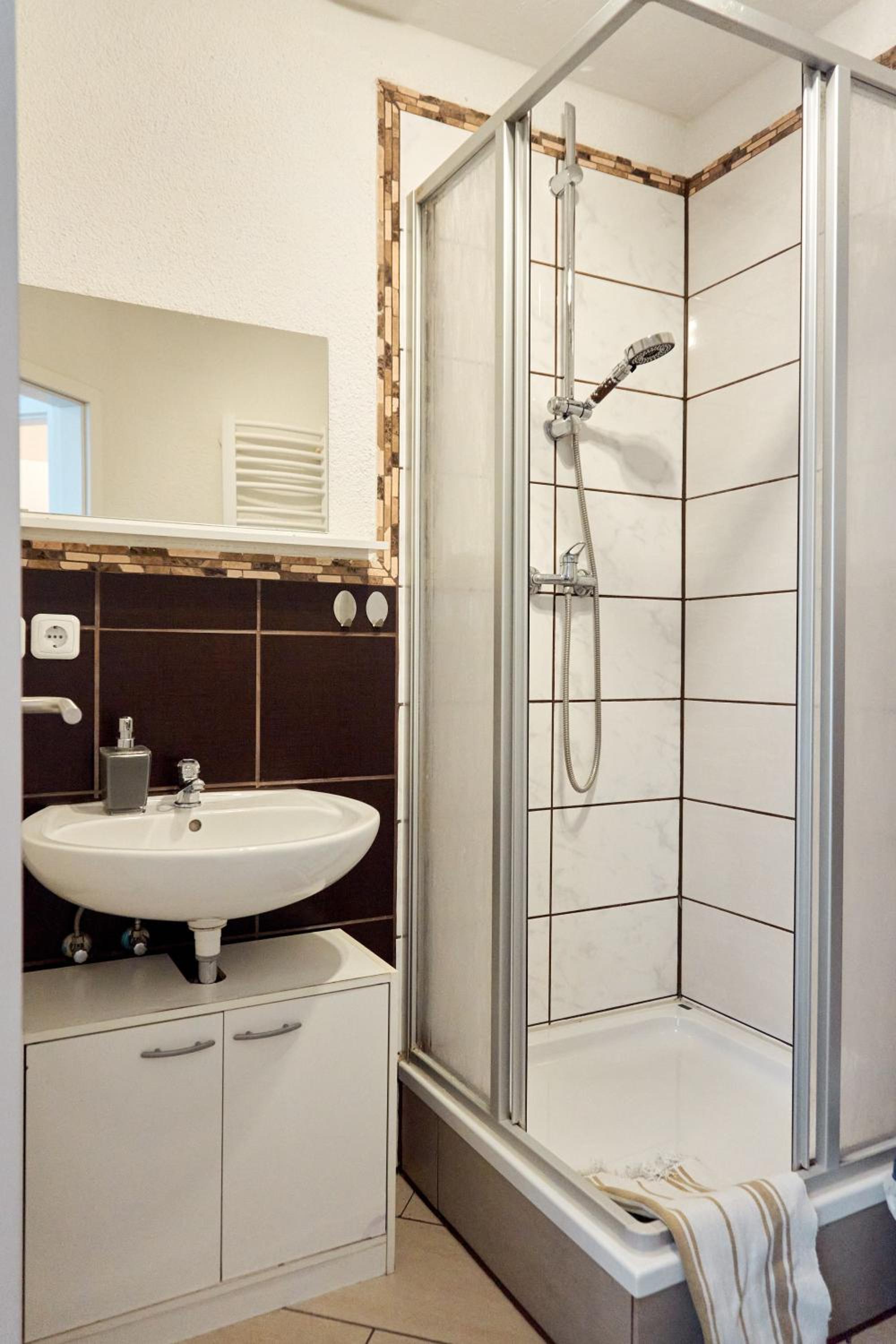 Apartment with Shower - Photo 73