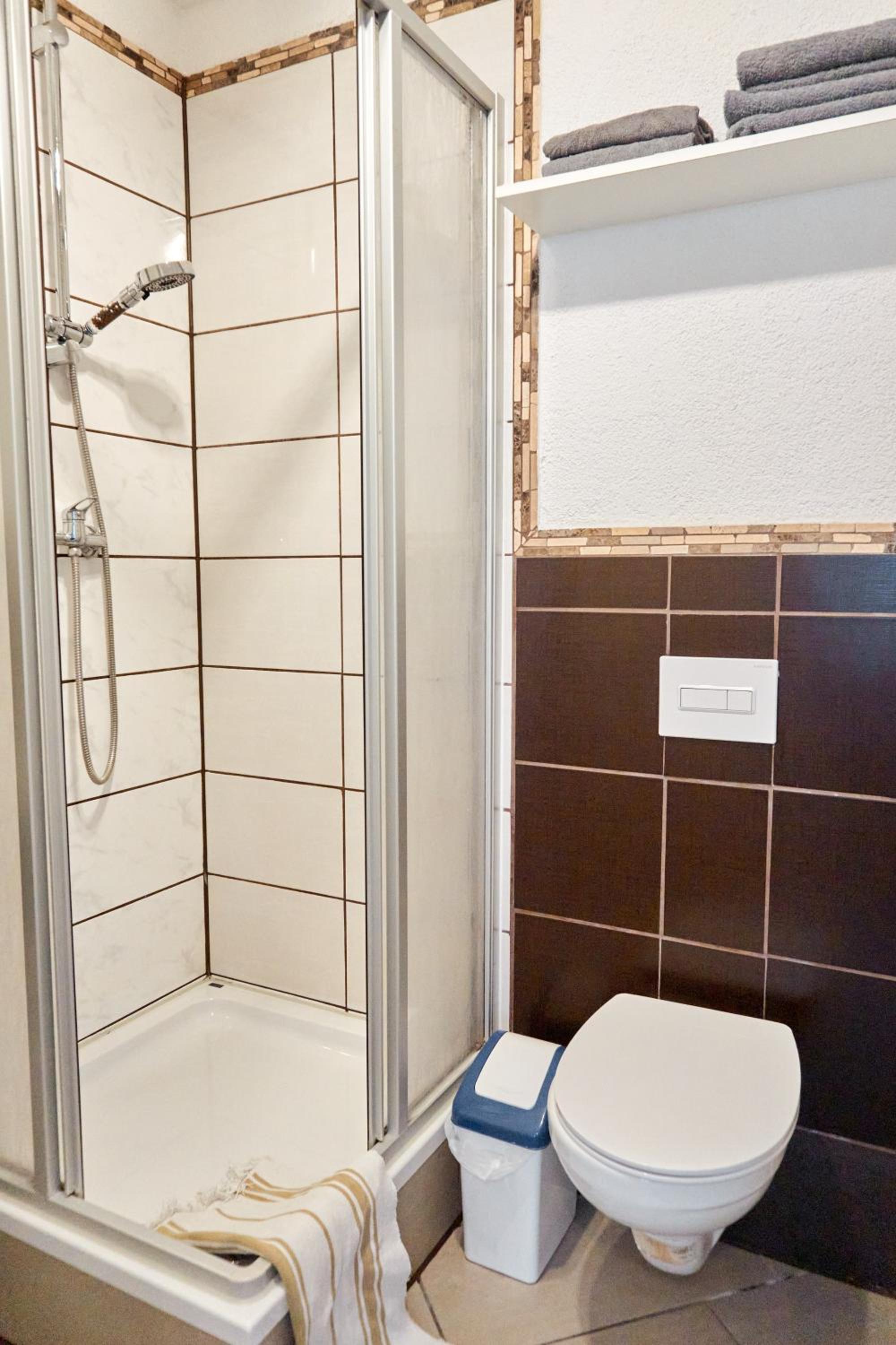 Apartment with Shower - Photo 98
