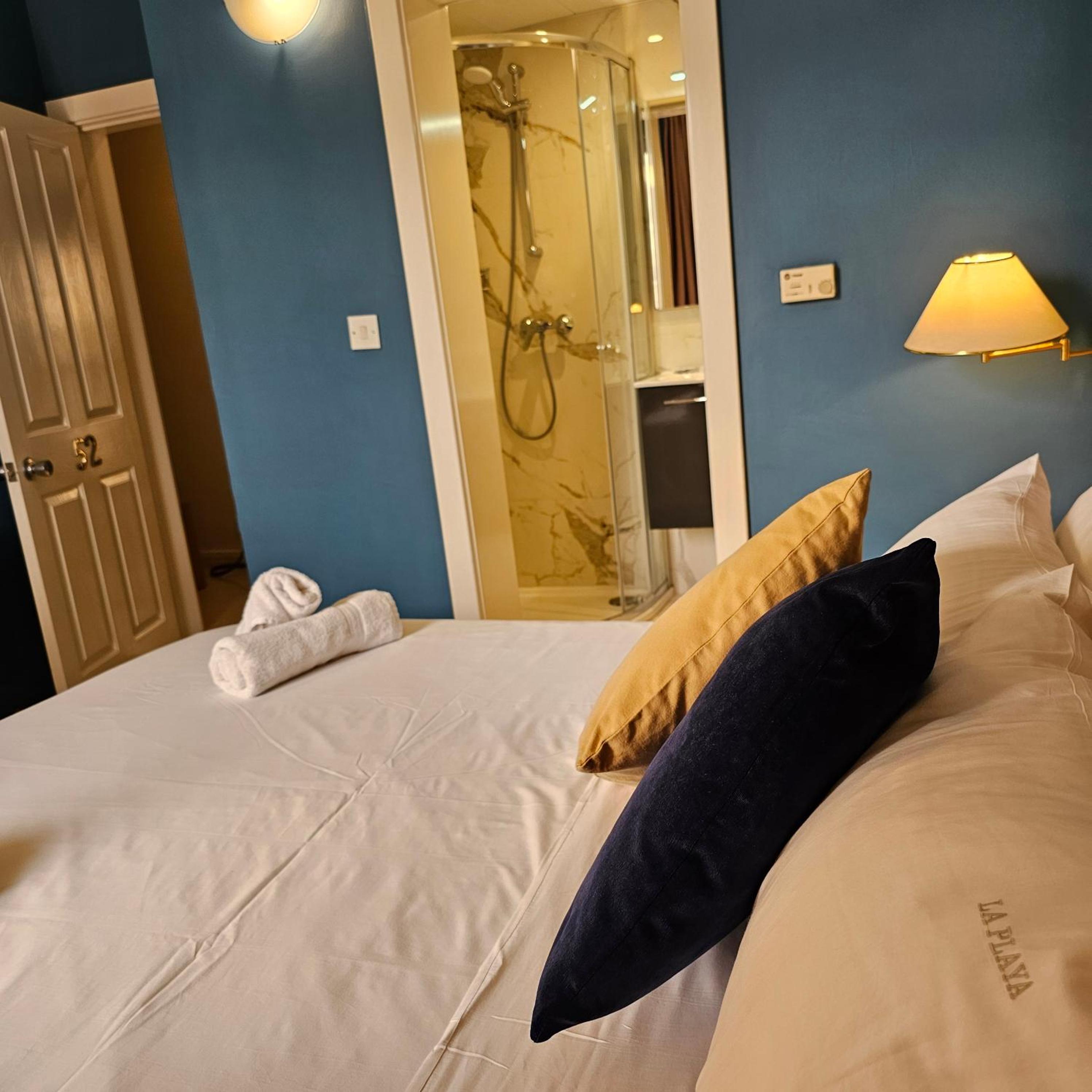 Double or Twin Room with Balcony - Photo 1