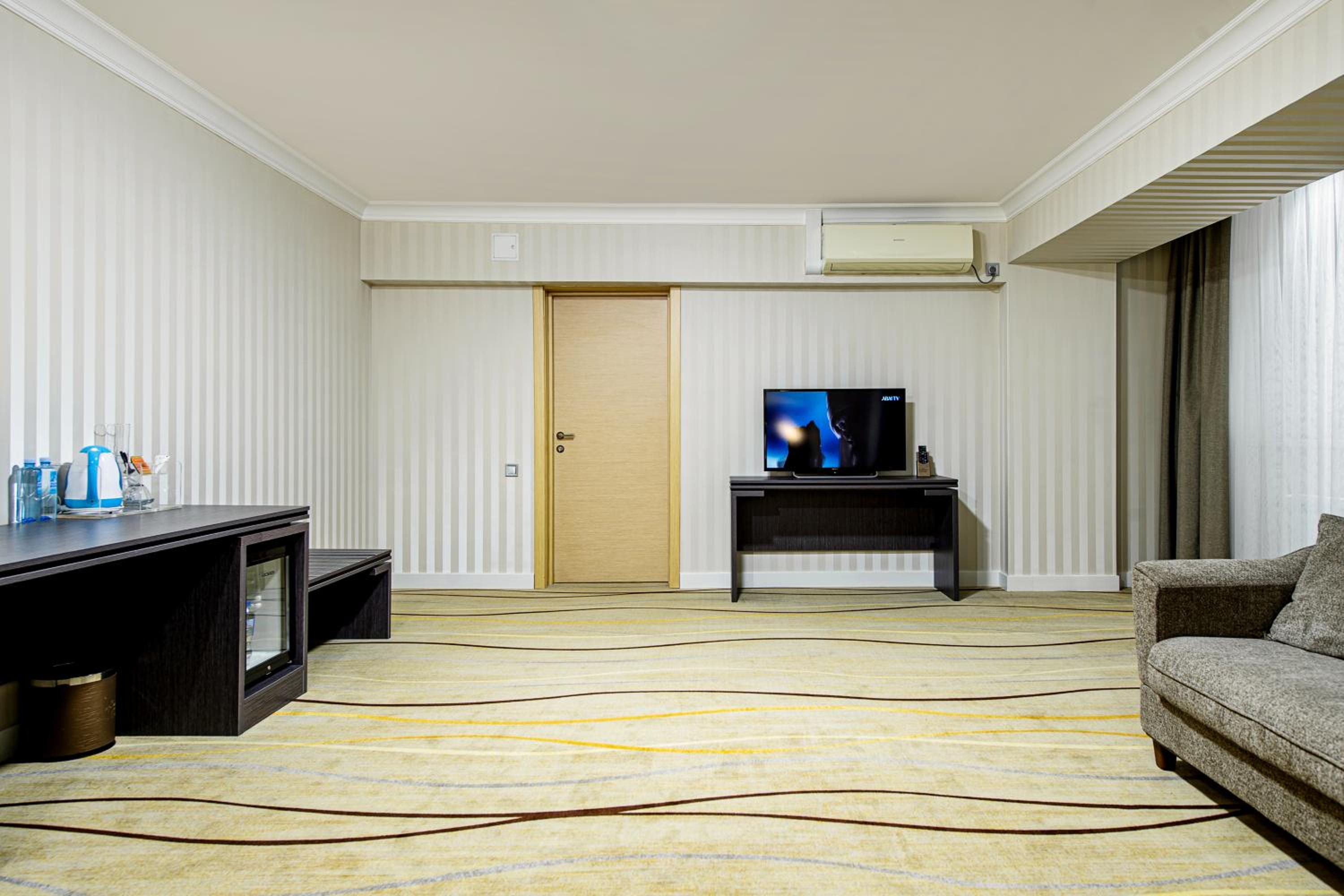 Suite - Photo 1