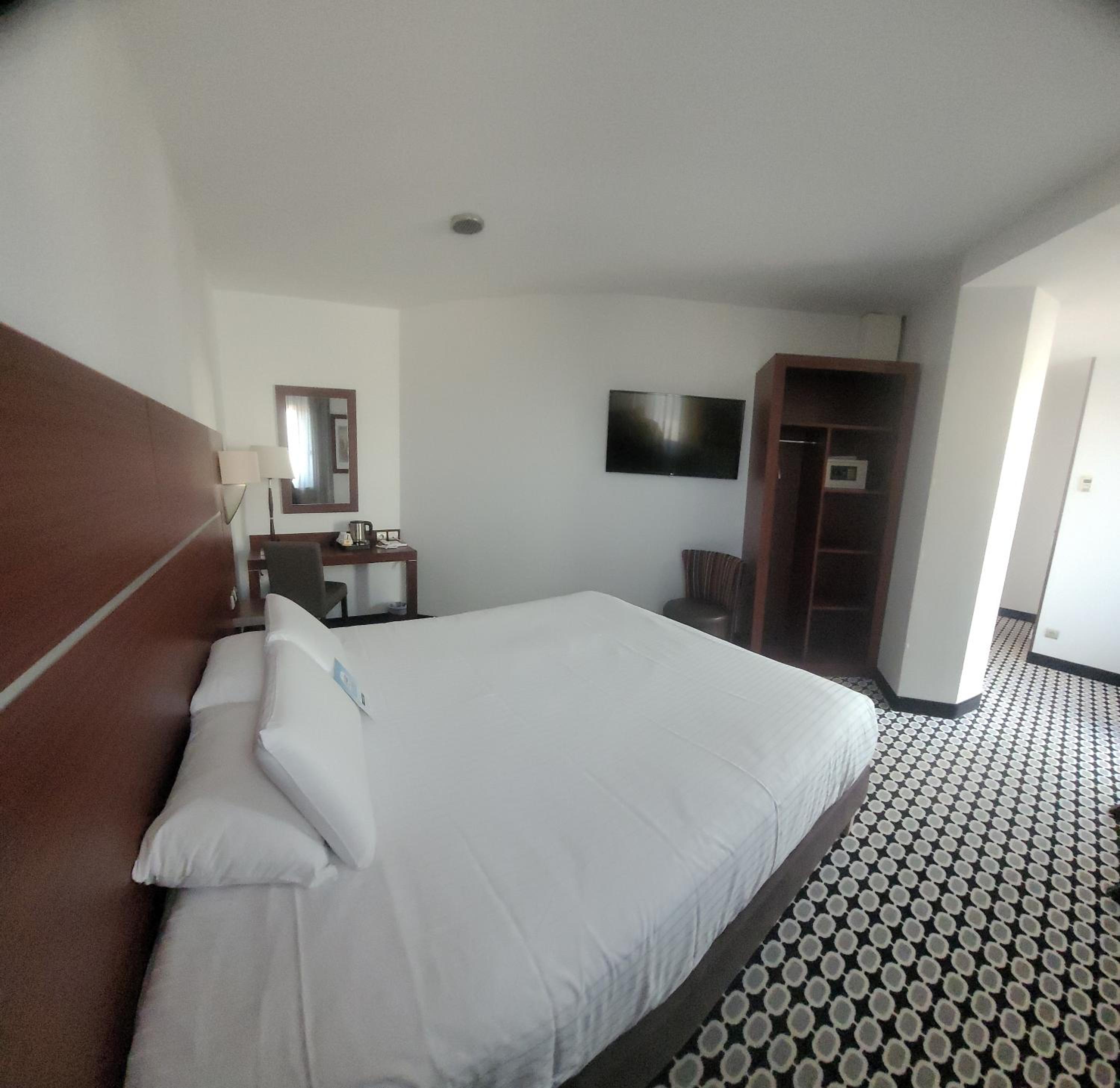 1 Double Bed - Superior Room - Photo 2