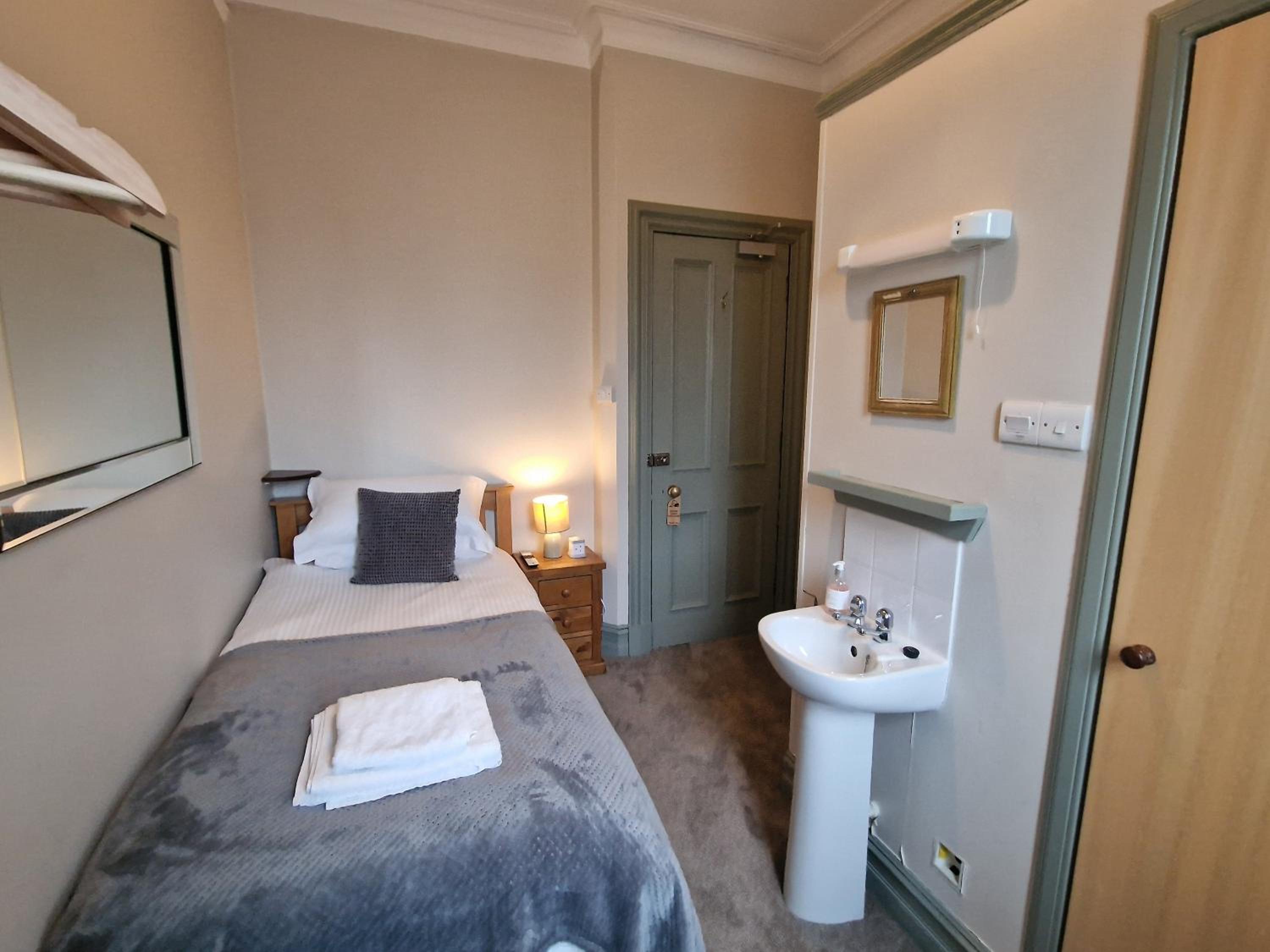 Single Room with Private Bathroom photo 2
