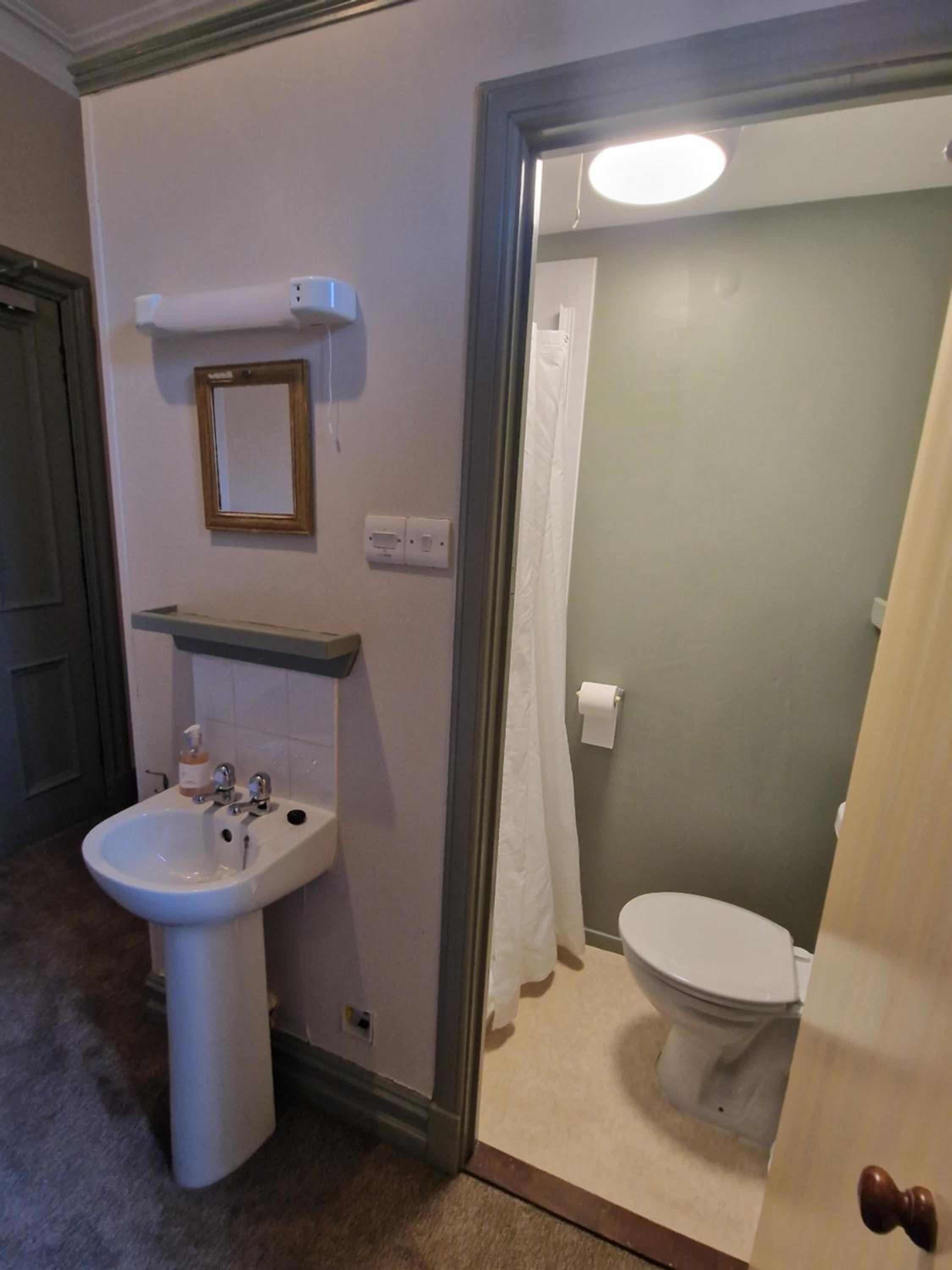 Single Room with Private Bathroom photo 3