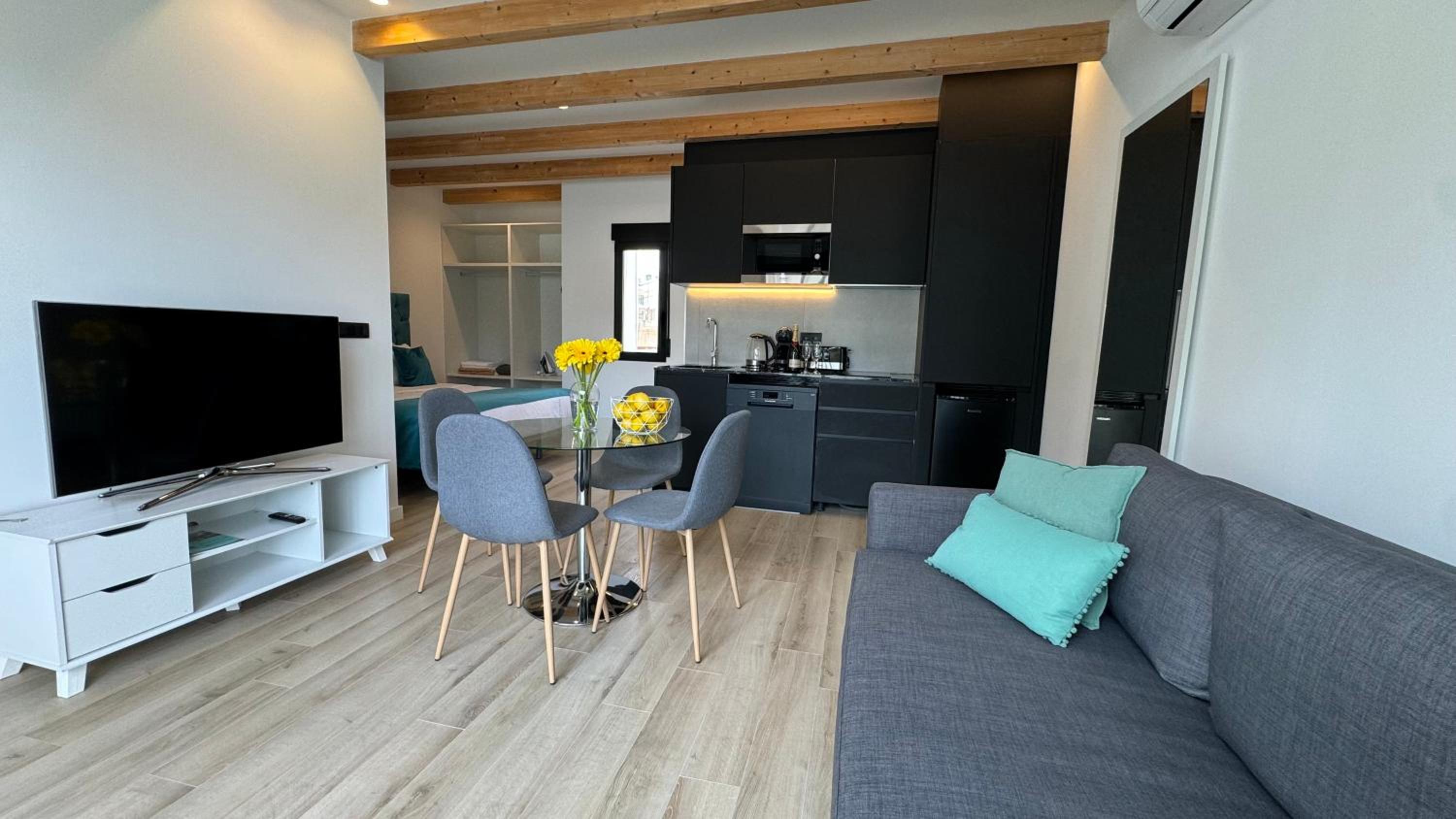 Apartment with Terrace - Photo 30