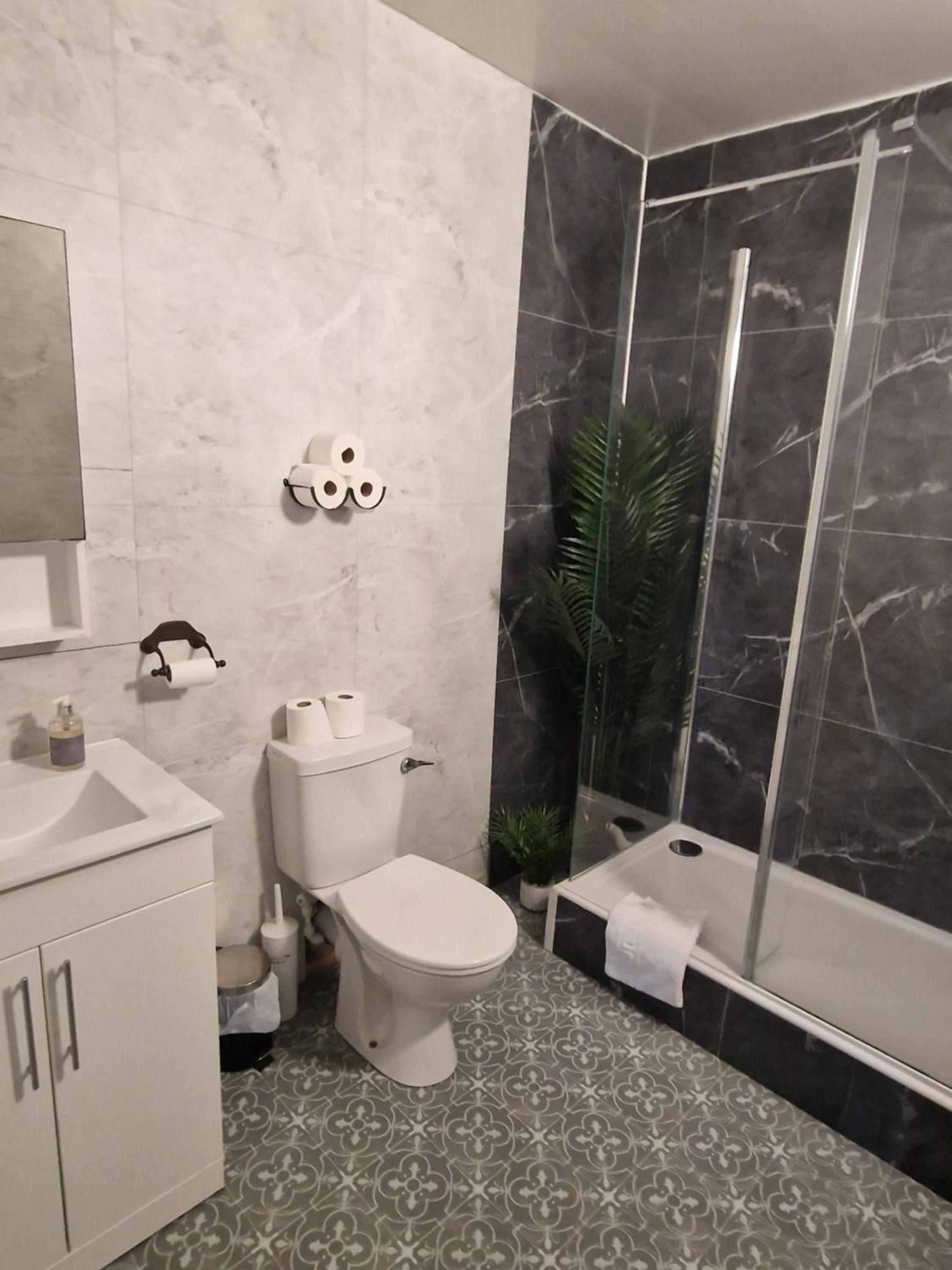 Twin Room with Private Bathroom photo 3