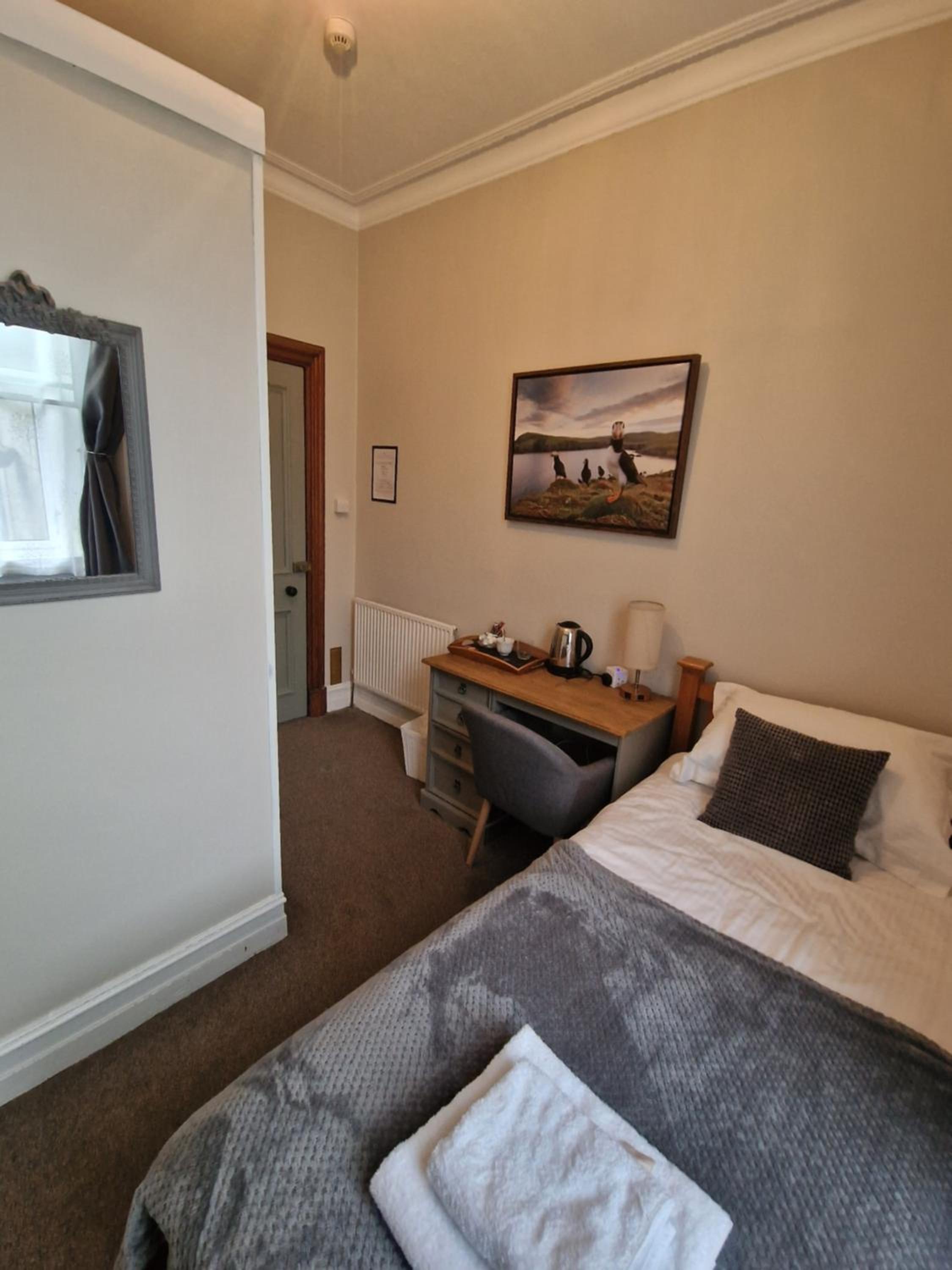 Single Room with Private Bathroom photo 2