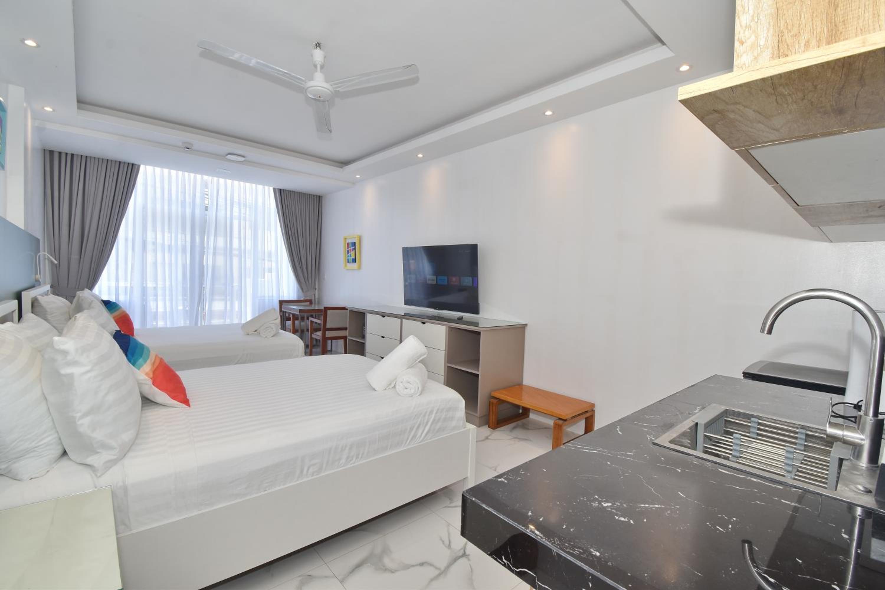 Double Room with Balcony - Photo 10