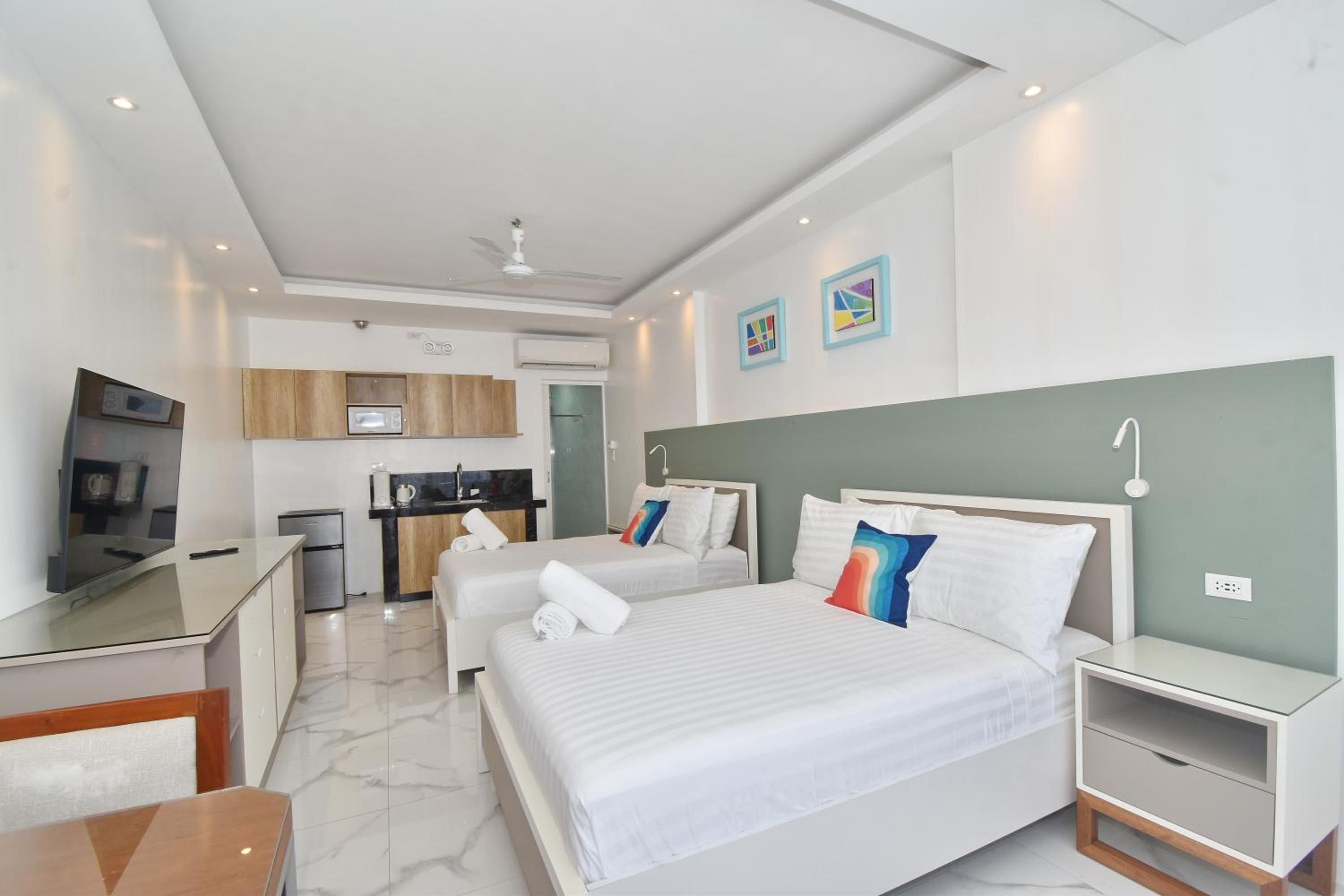 Double Room with Balcony - Photo 9